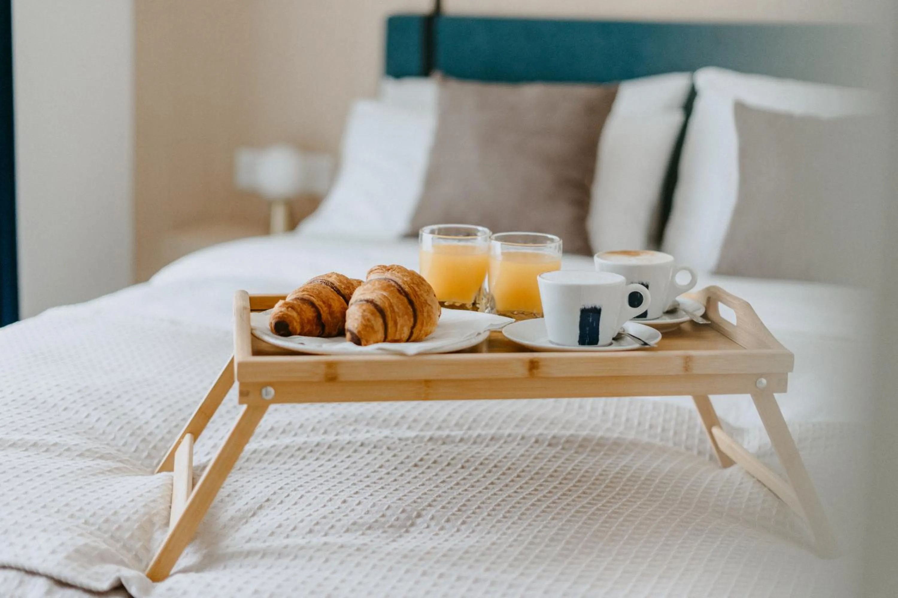 Food and drinks, Bed in Townhouse17 Boutique Bed & Breakfast