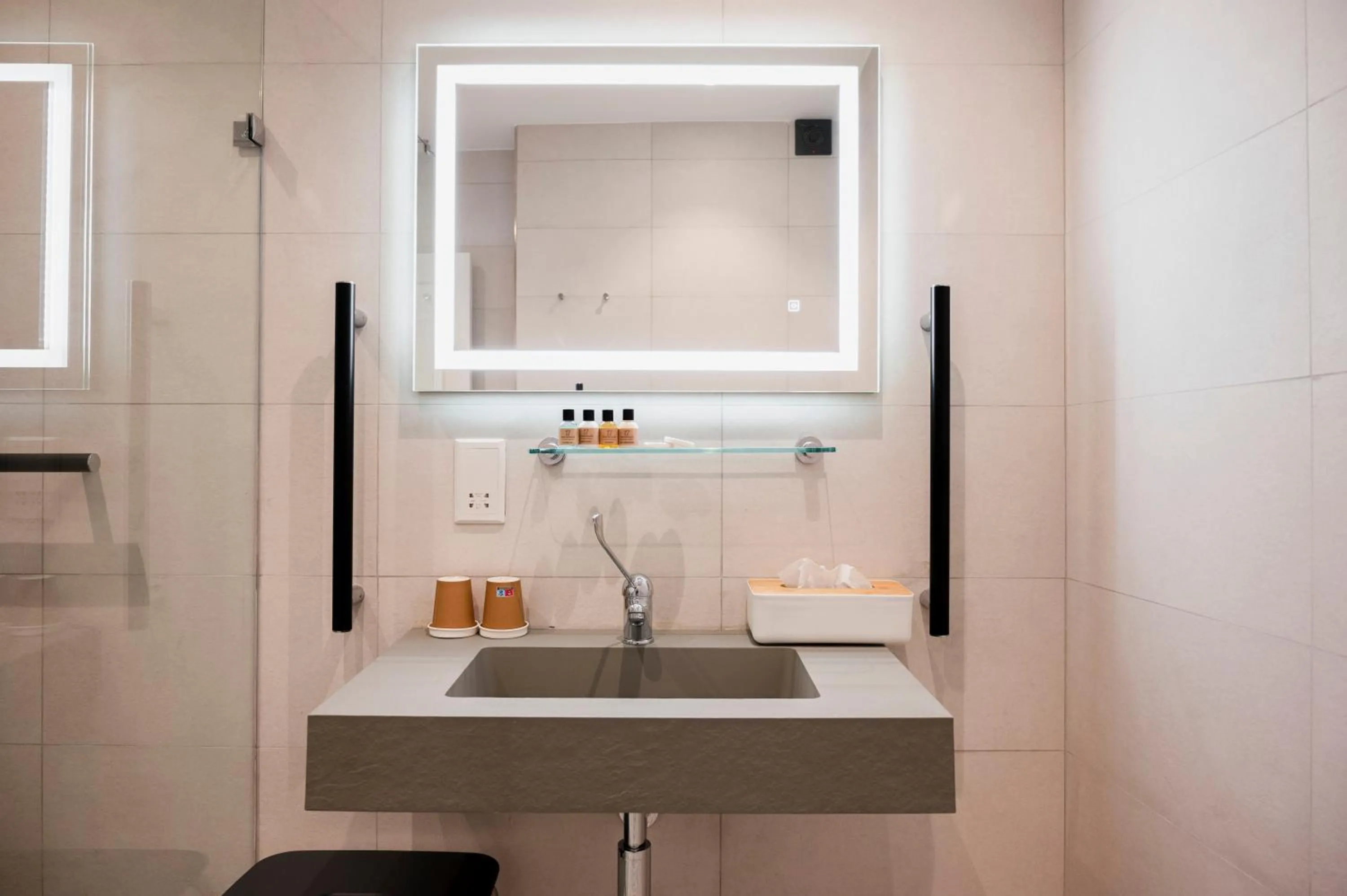 Bathroom in Townhouse17 Boutique Bed & Breakfast