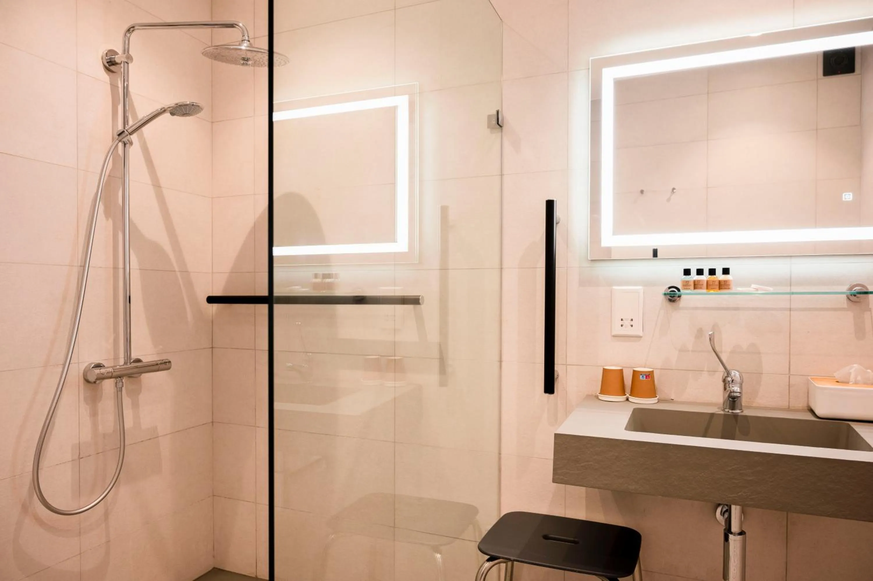 Shower in Townhouse17 Boutique Bed & Breakfast