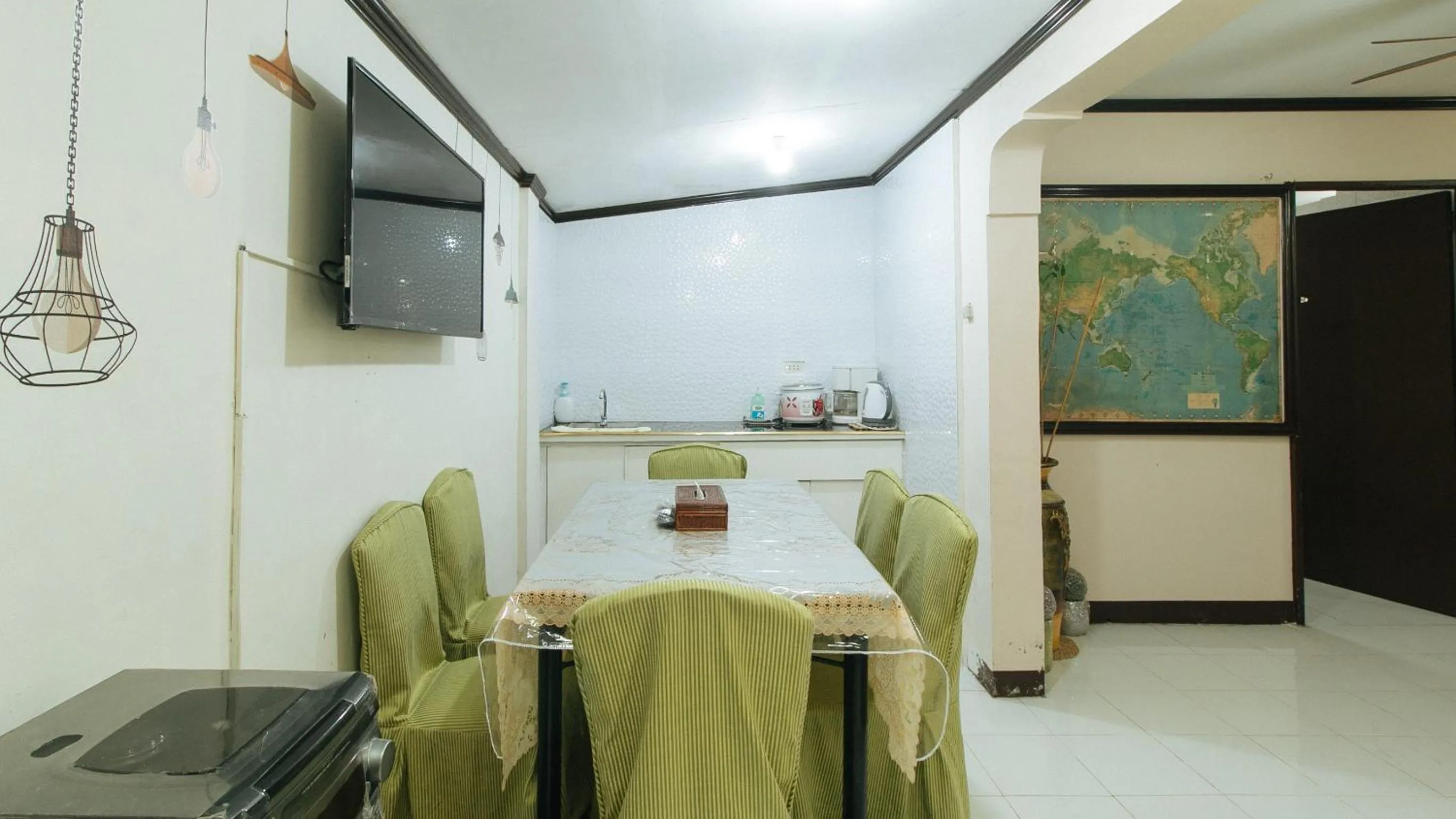 Communal lounge/ TV room in Jb's Transient House