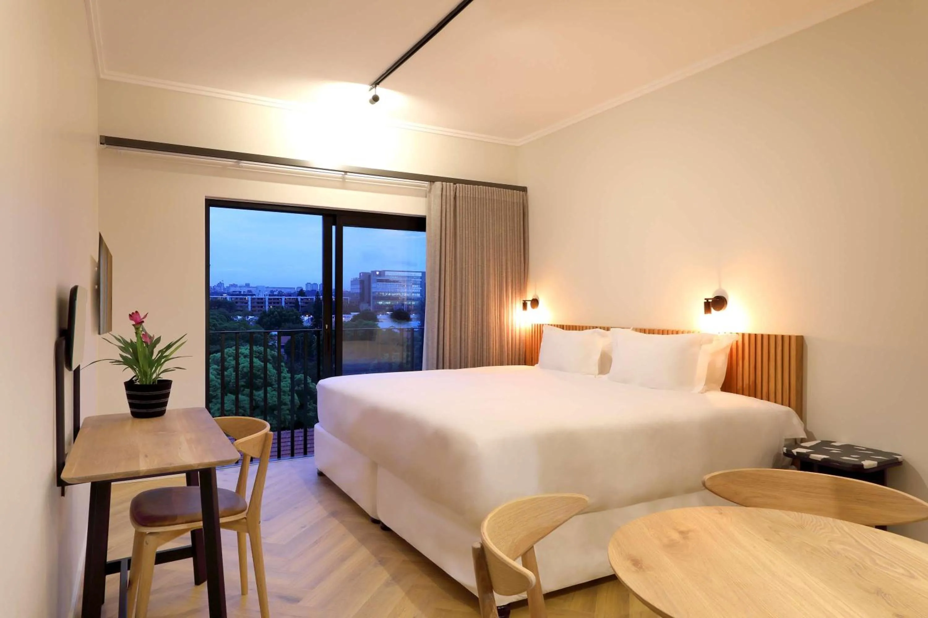 Photo of the whole room, Bed in Hyatt House Johannesburg Rosebank