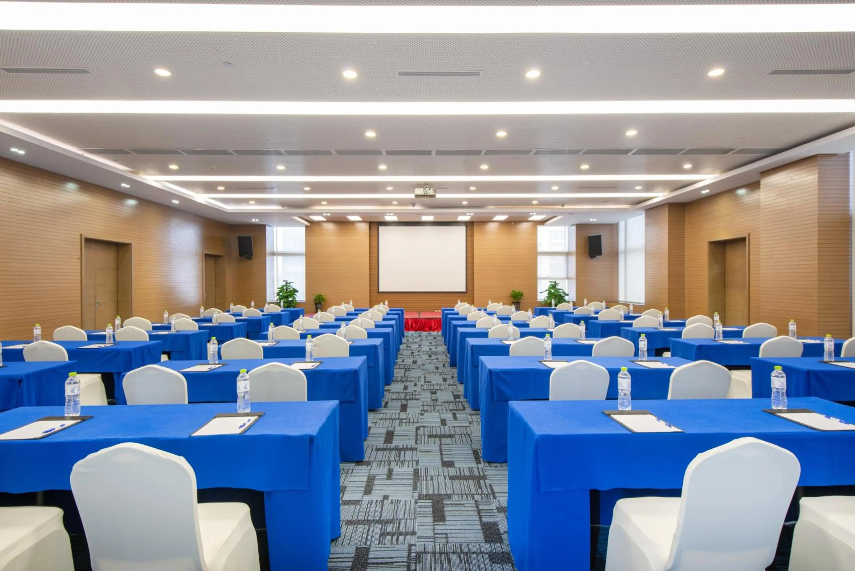 Meeting/conference room in Holiday Inn Express Chengdu West Gate by IHG