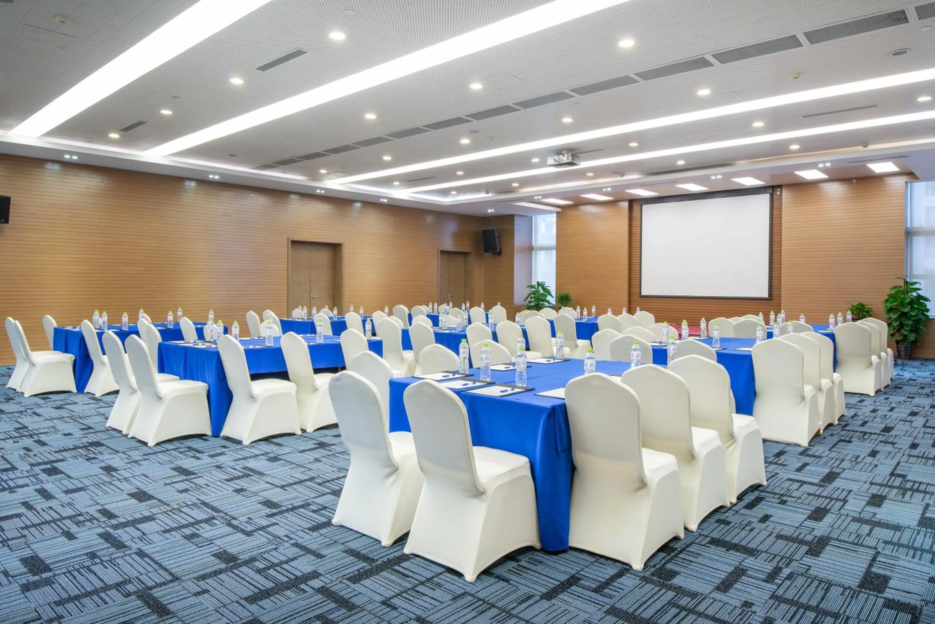 Meeting/conference room in Holiday Inn Express Chengdu West Gate by IHG