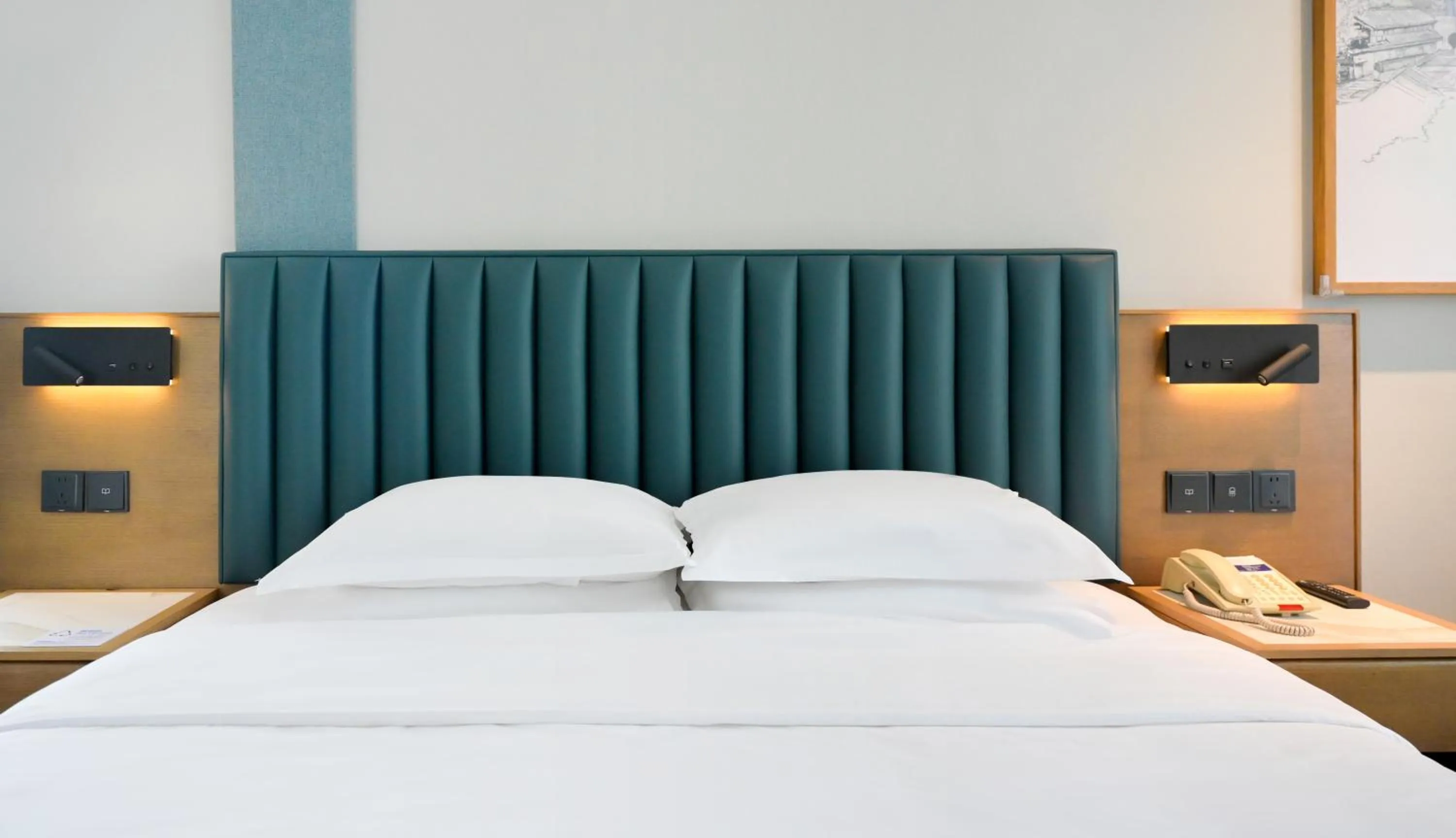 Bed in Holiday Inn Express Chengdu West Gate by IHG