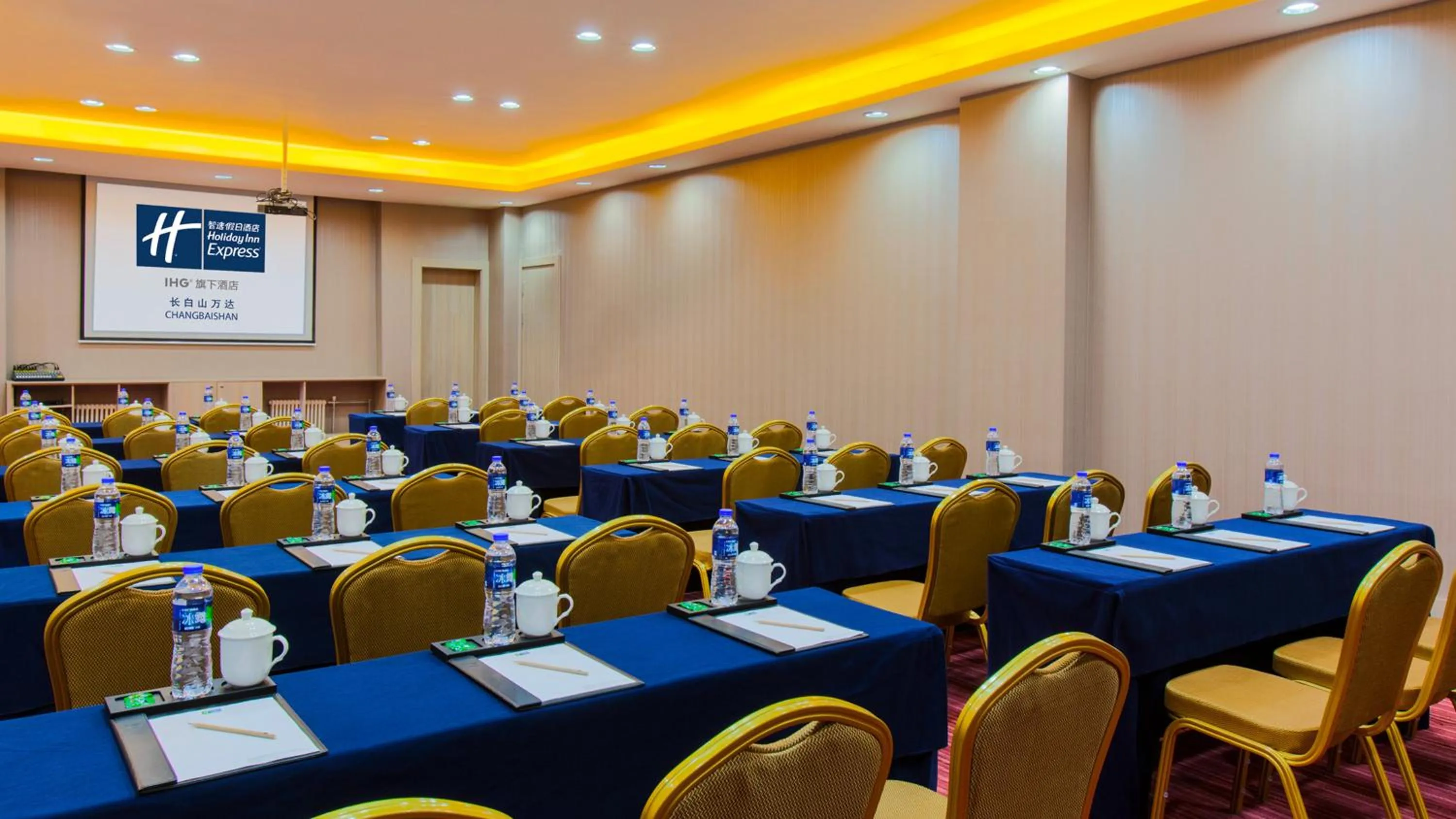 Meeting/conference room in Holiday Inn Express Changbaishan by IHG