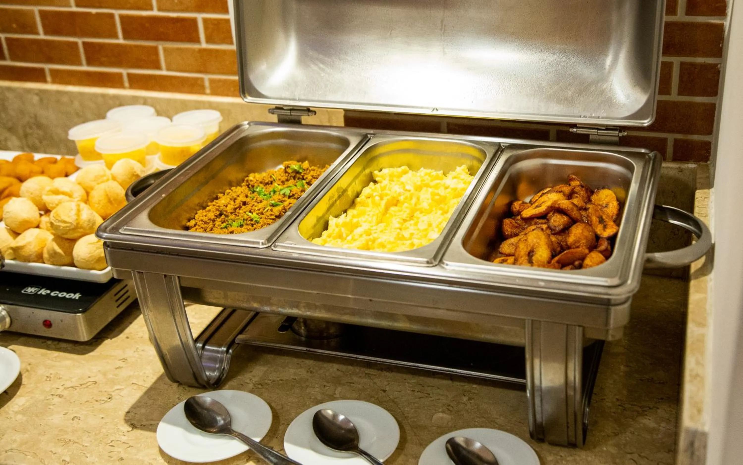 Buffet breakfast in Diff Hotel - by Easy Hotéis