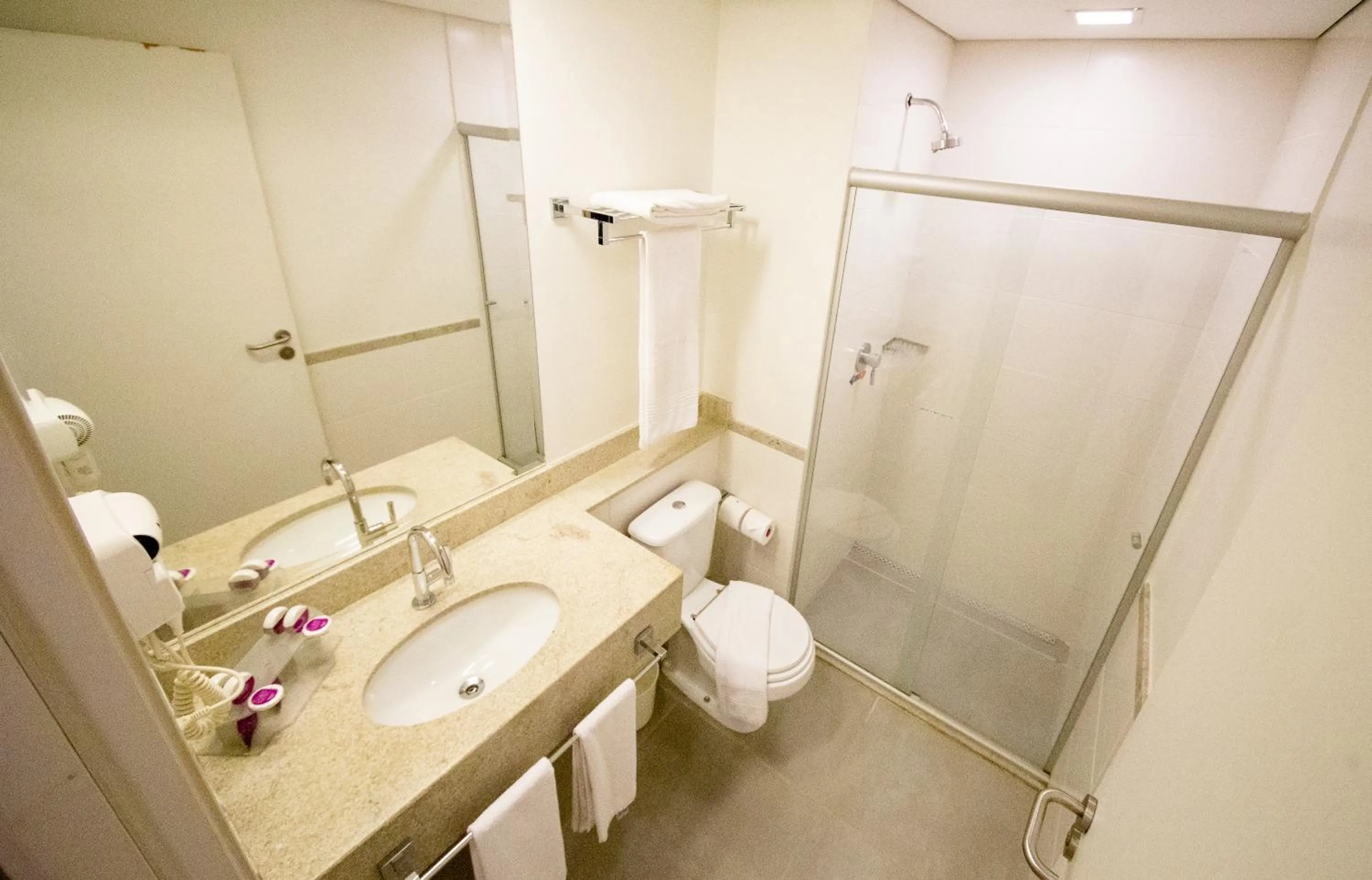 Shower in Diff Hotel - by Easy Hotéis