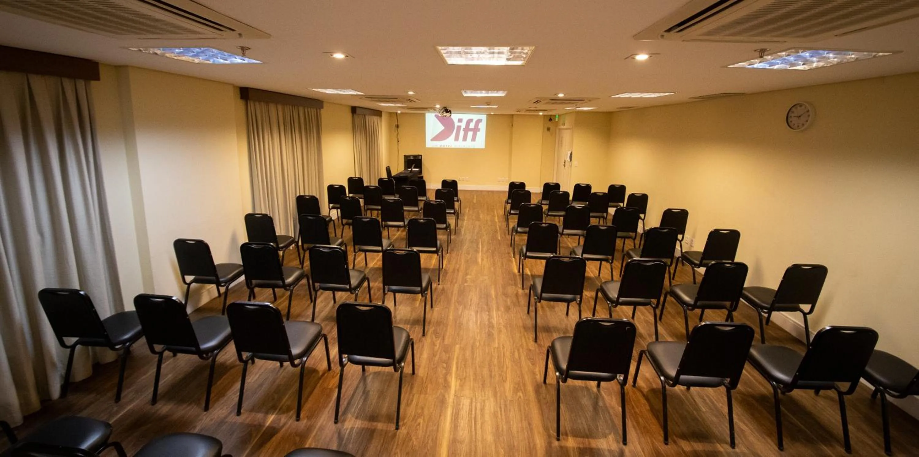 Meeting/conference room in Diff Hotel - by Easy Hotéis