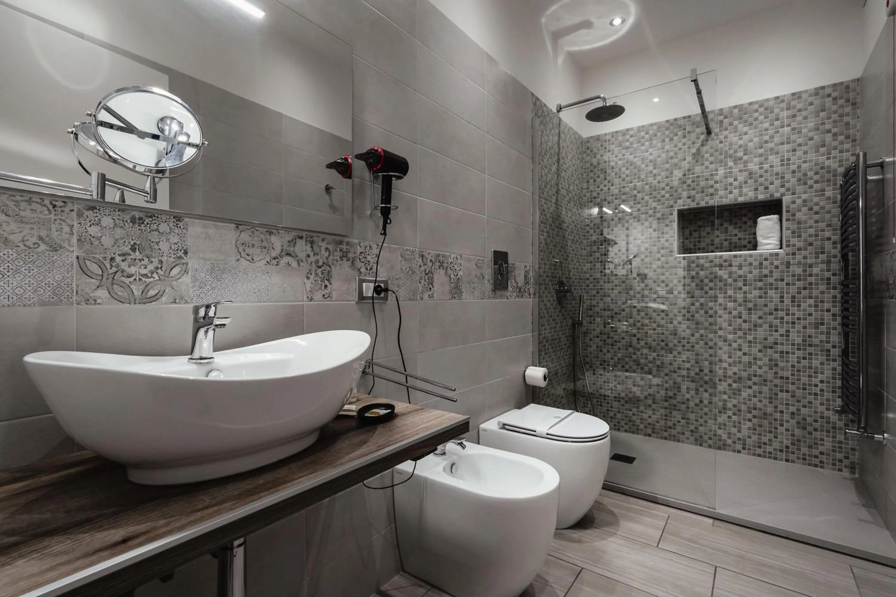 Shower in Zaro Suites B&B