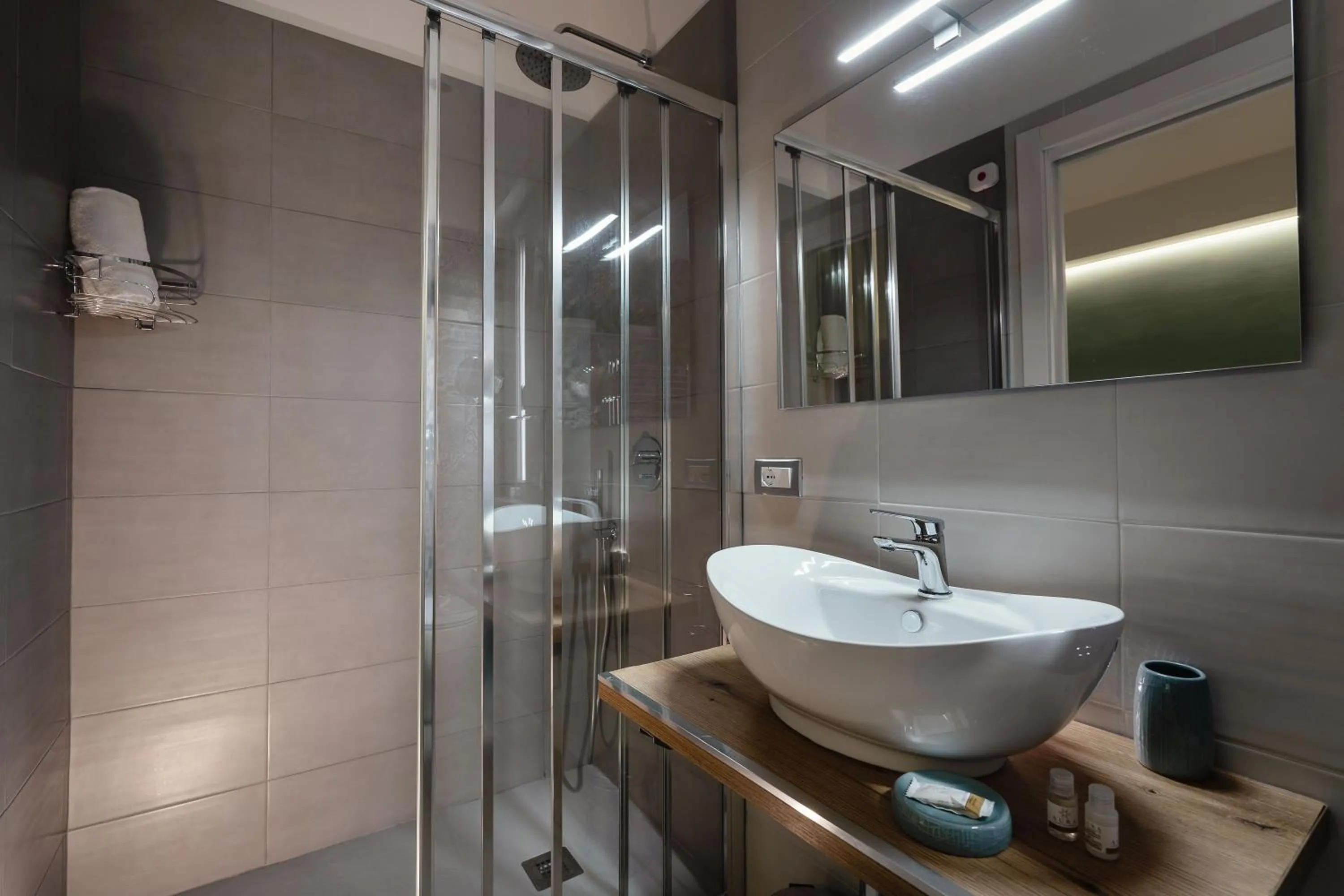 Shower in Zaro Suites B&B