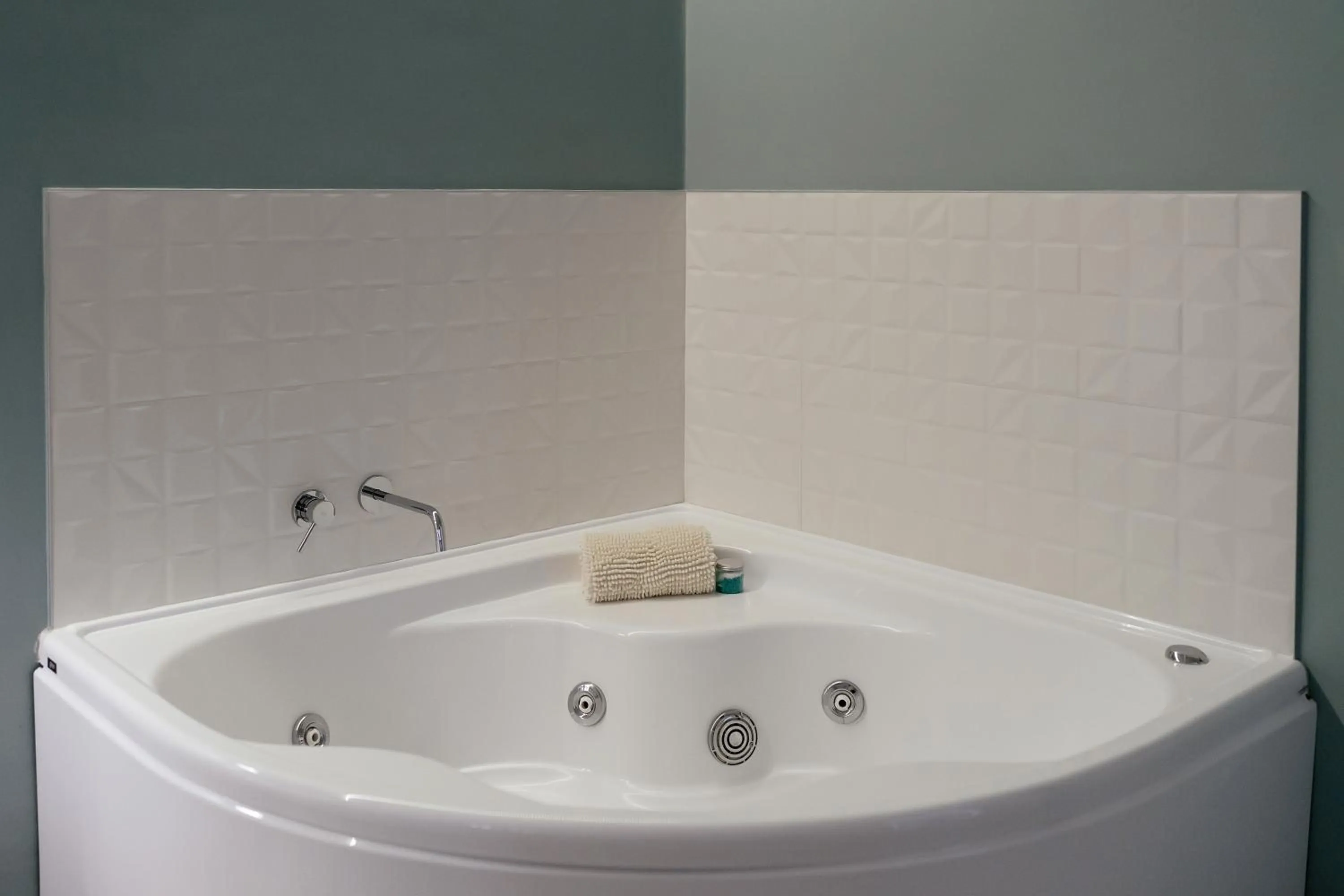 Hot Tub in Zaro Suites B&B