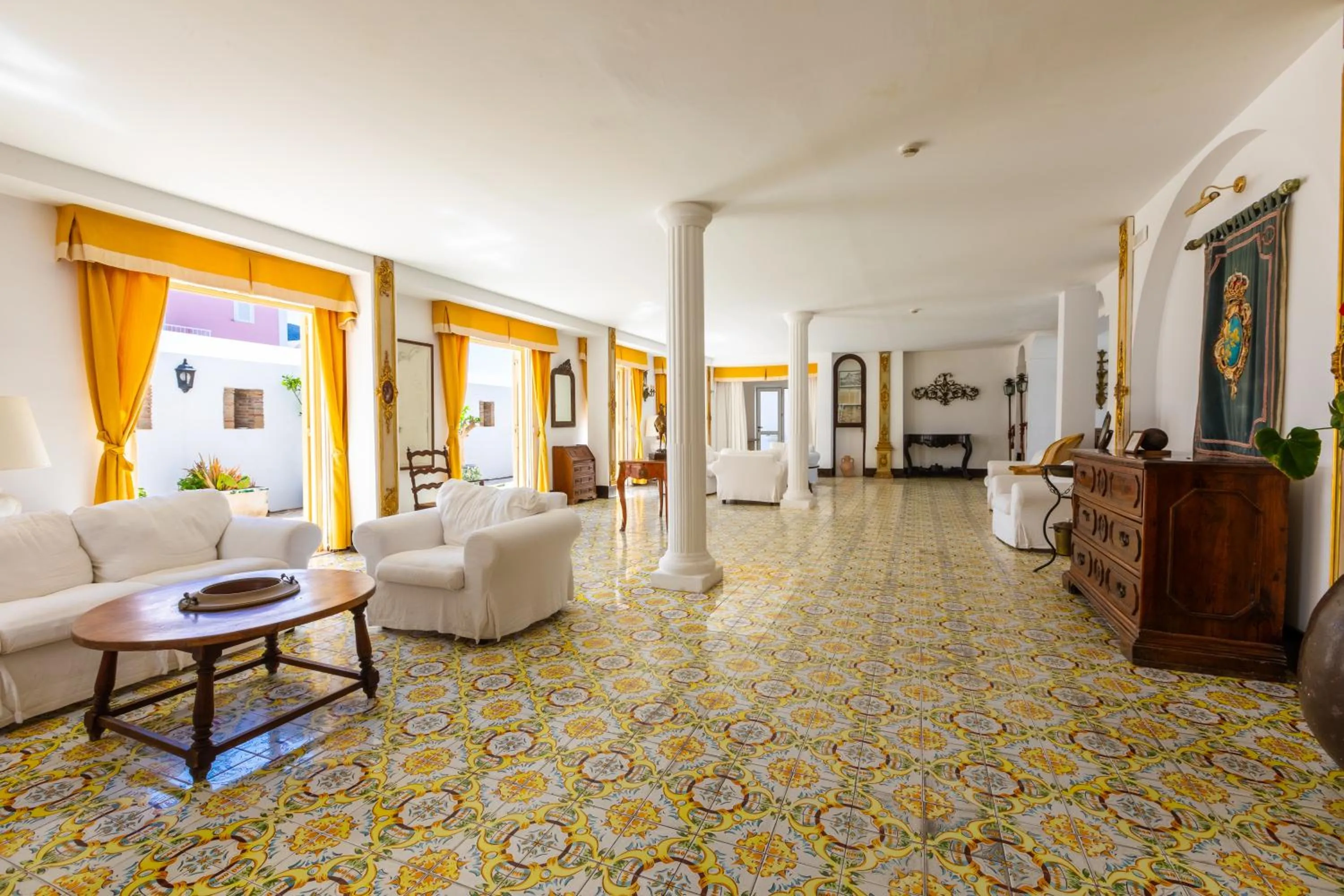 Communal lounge/ TV room in Hotel Torre Dei Borboni