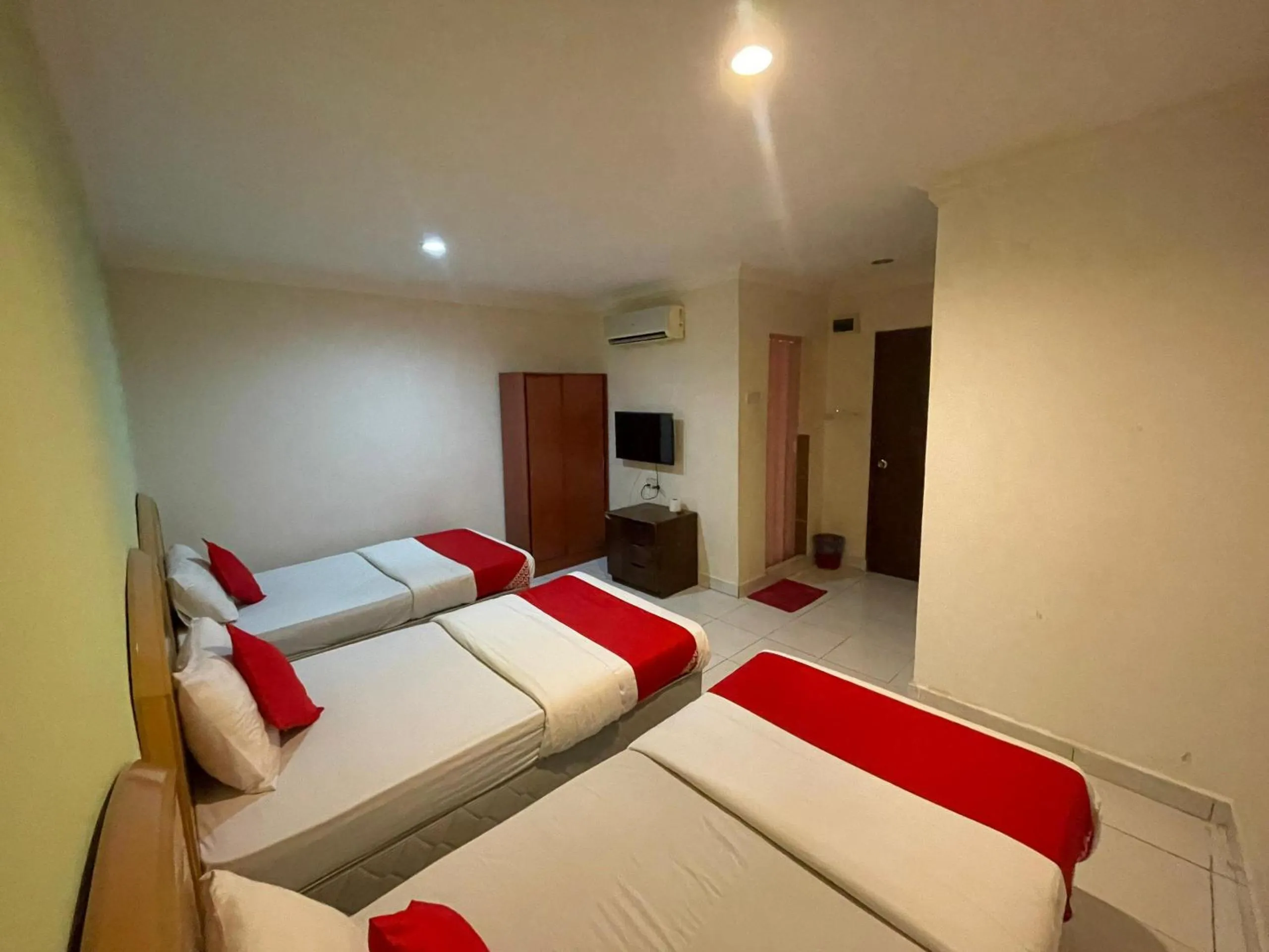 Photo of the whole room in HOTEL SAHARA INN BATU CAVES