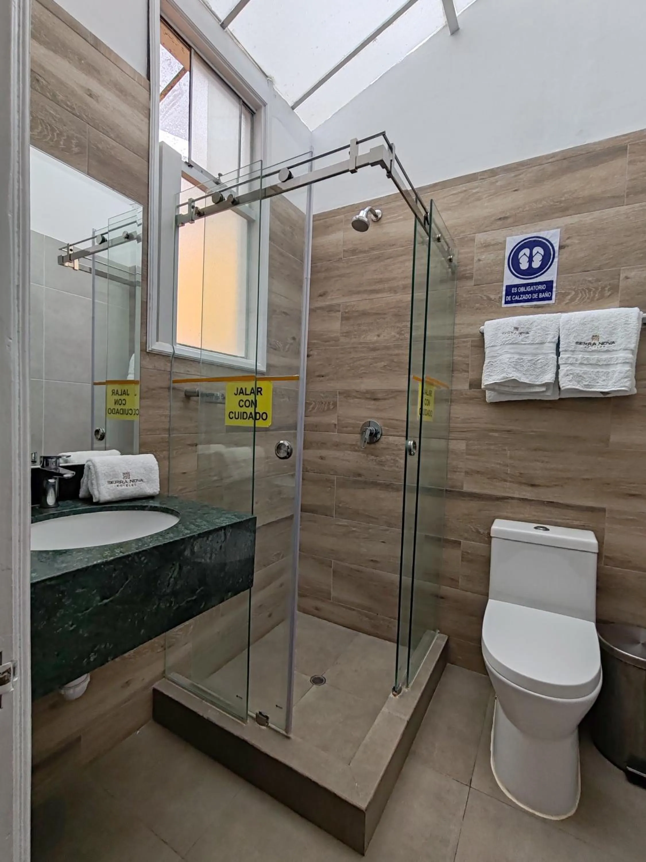 Shower in Hotel Serra Nova