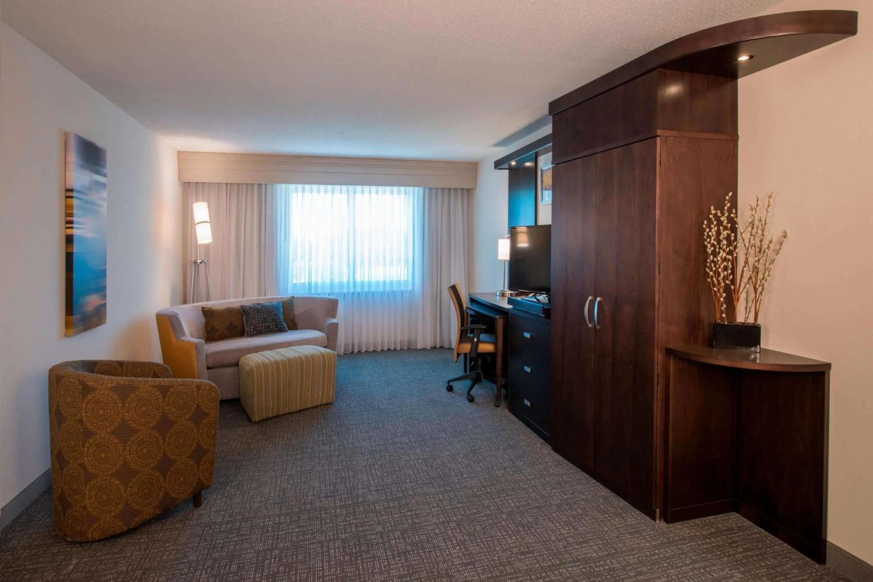 Living room in Courtyard by Marriott Columbus
