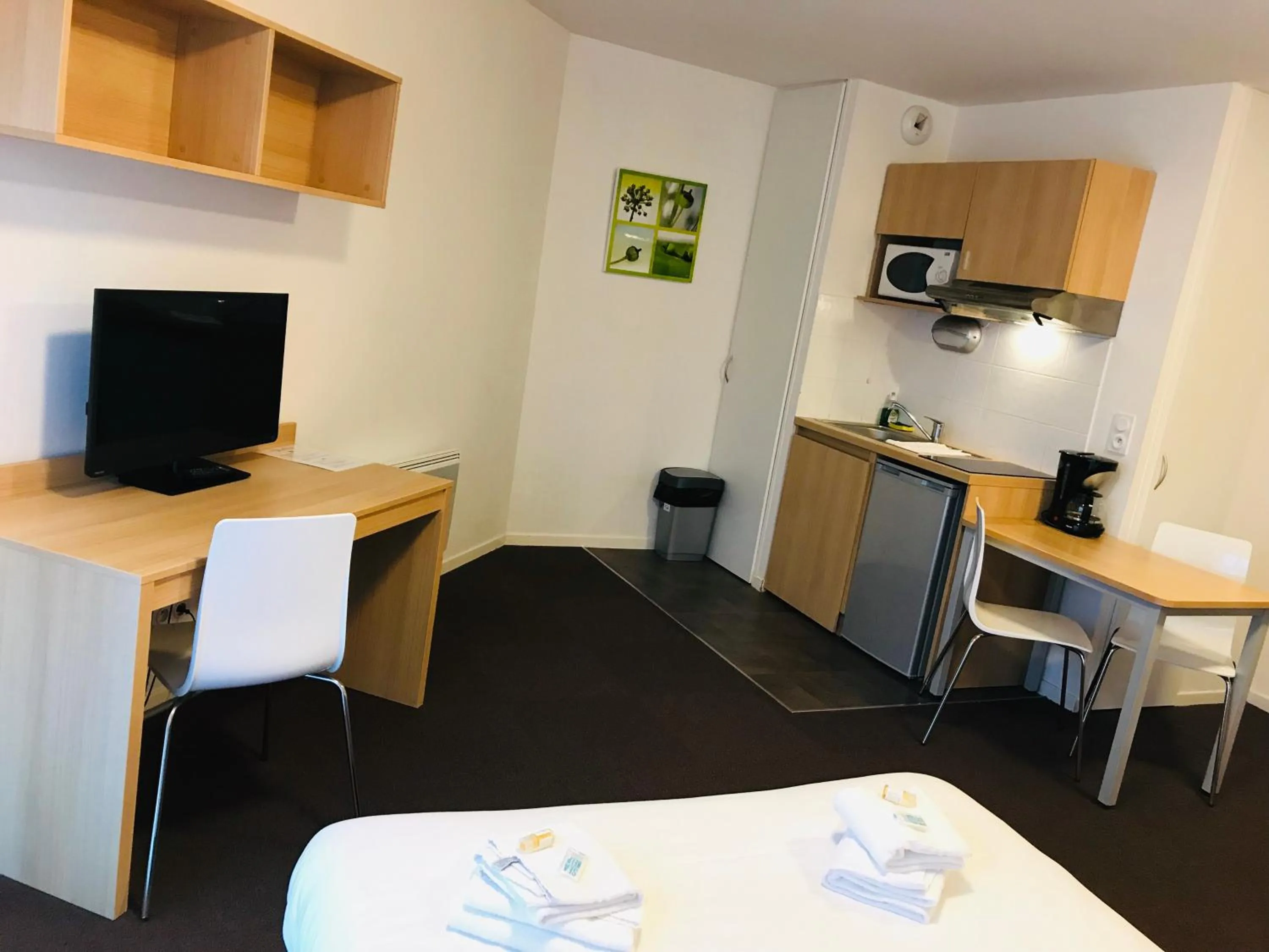 TV and multimedia in Kosy Appart'hotels Troyes City & Park