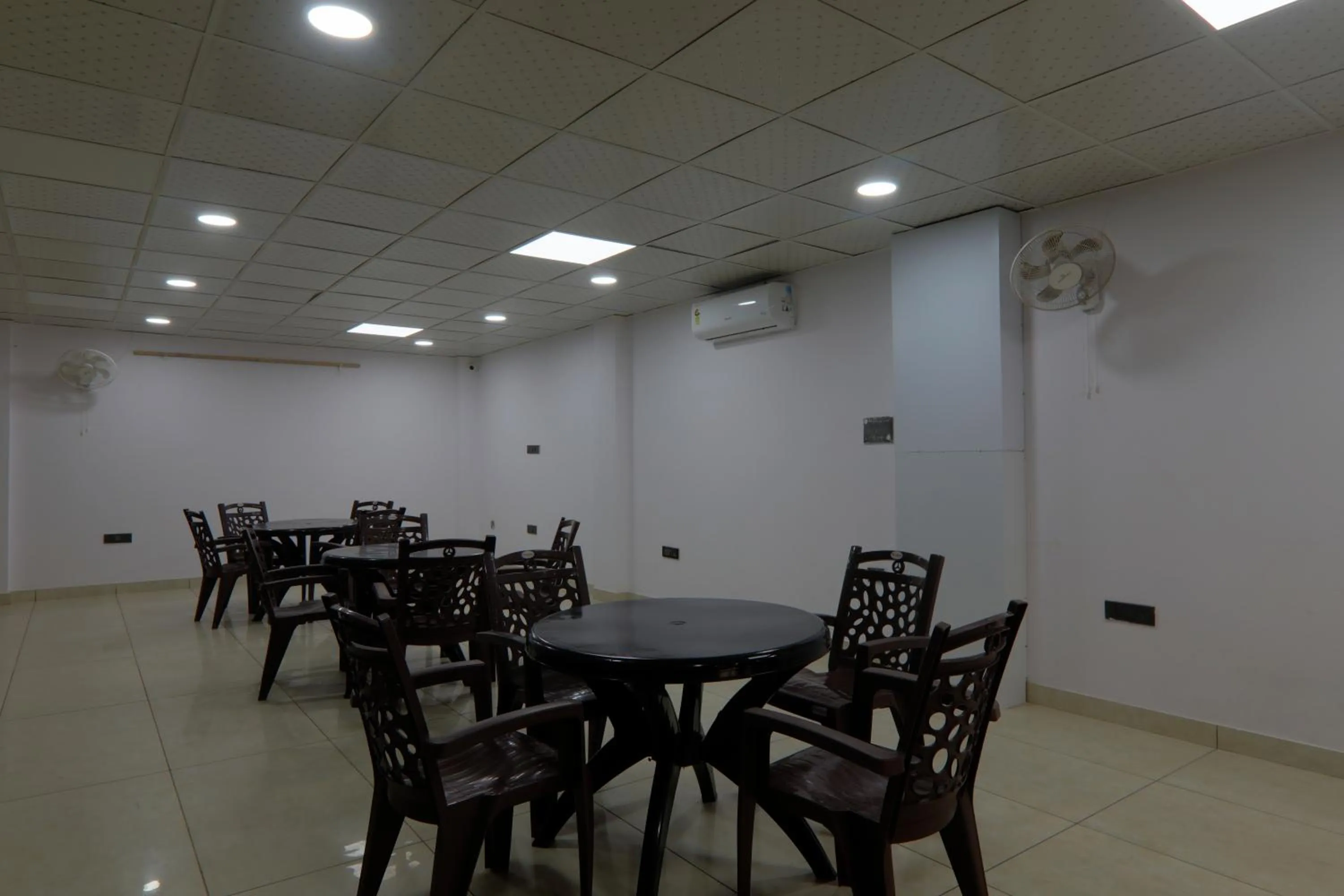 Restaurant/places to eat in Shri Tirupati Residency