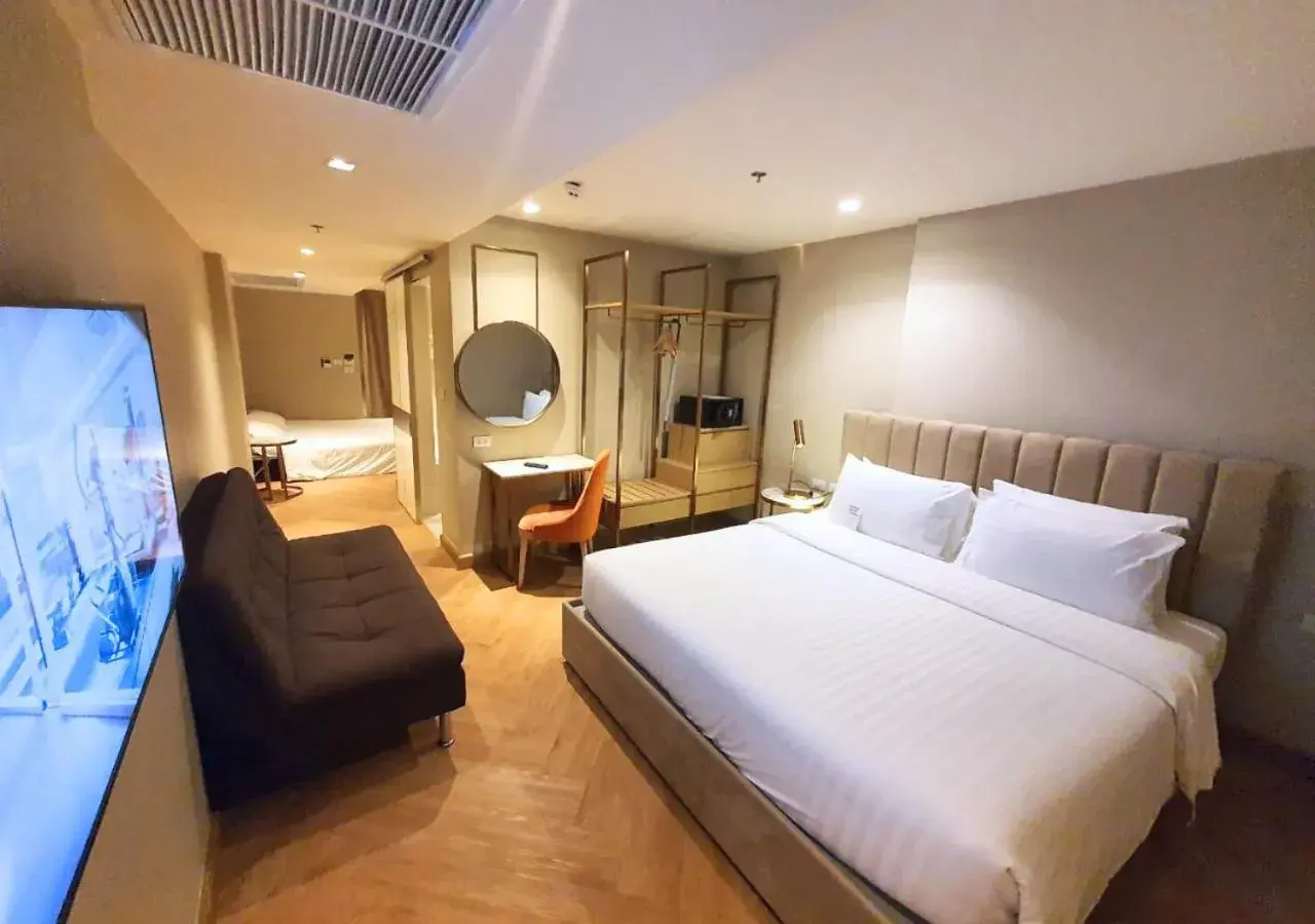 Family with Bathtub in Away Bangkok Riverside Kene Family with Bathtub in Away Bangkok Riverside Kene