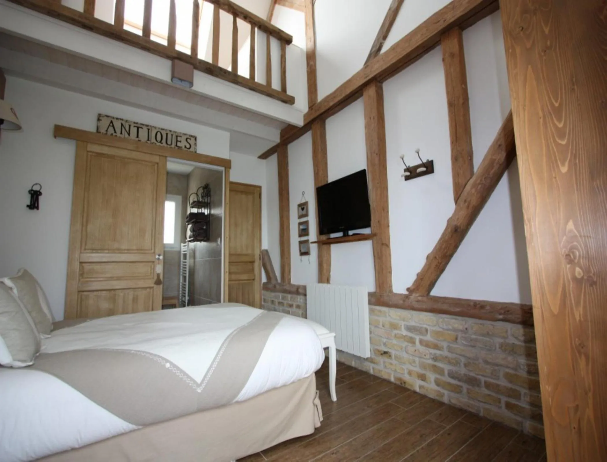 Photo of the whole room, Bed in La Haute Muraille