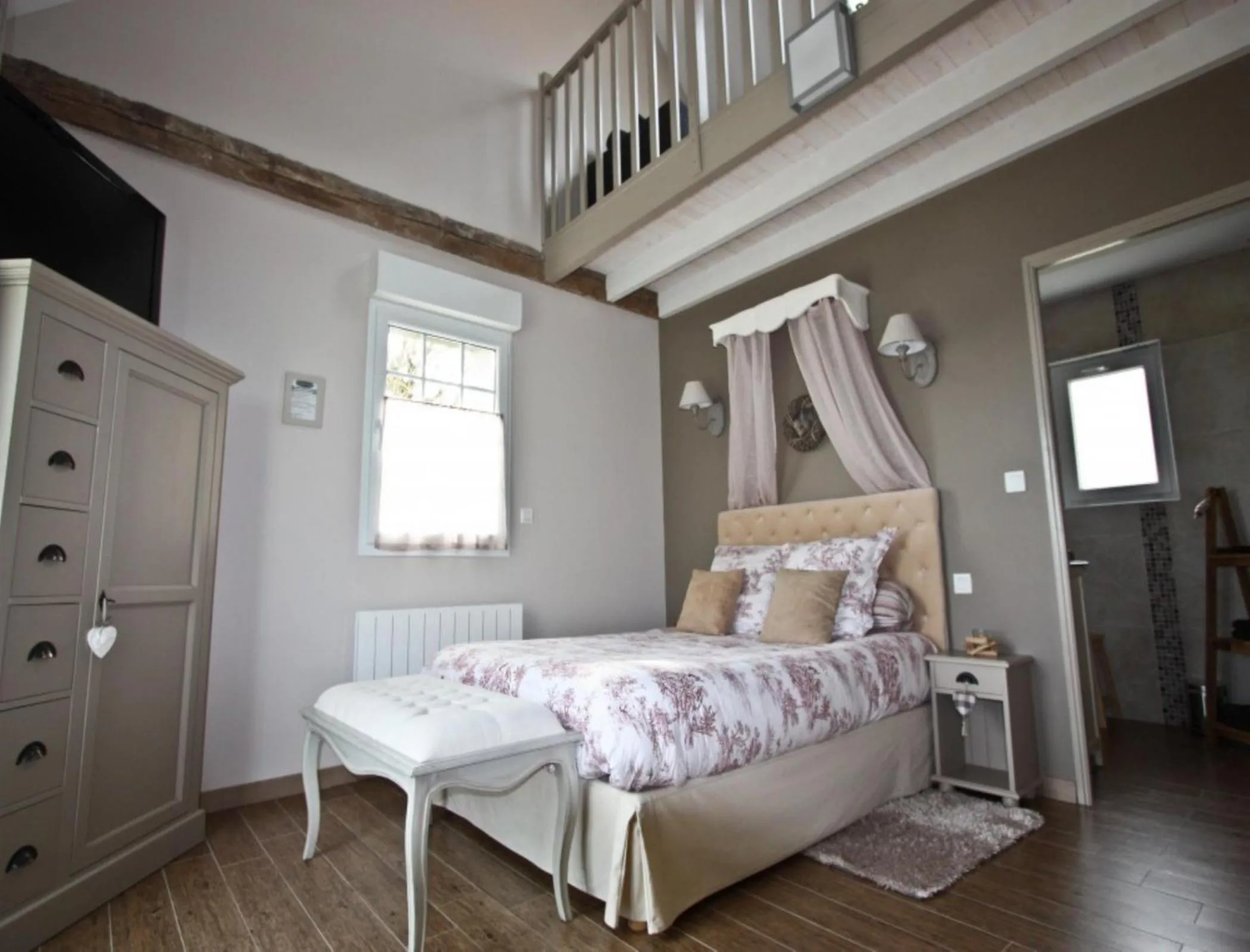 Photo of the whole room, Bed in La Haute Muraille