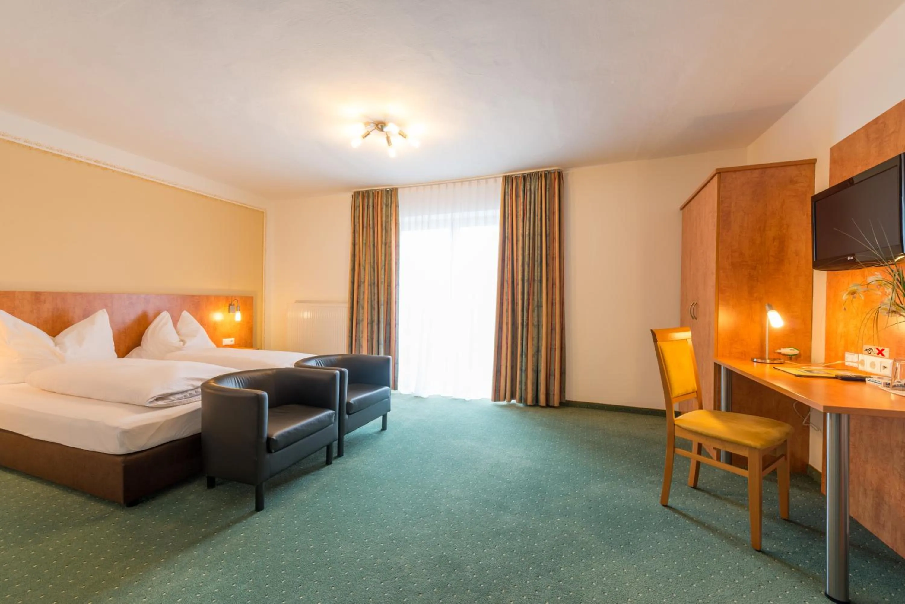 Photo of the whole room, Bed in Kirchenwirt Irrsdorf Familie Schinwald