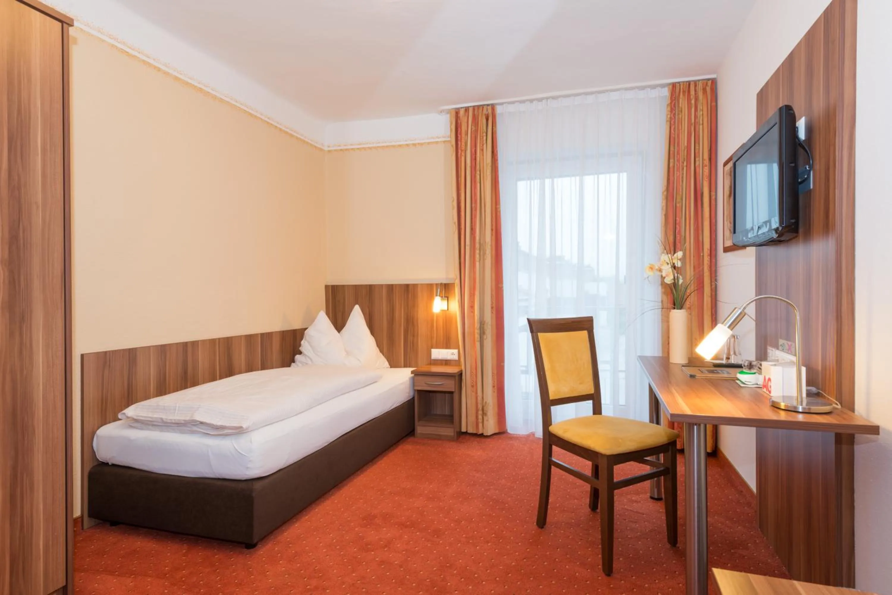 Photo of the whole room, Bed in Kirchenwirt Irrsdorf Familie Schinwald