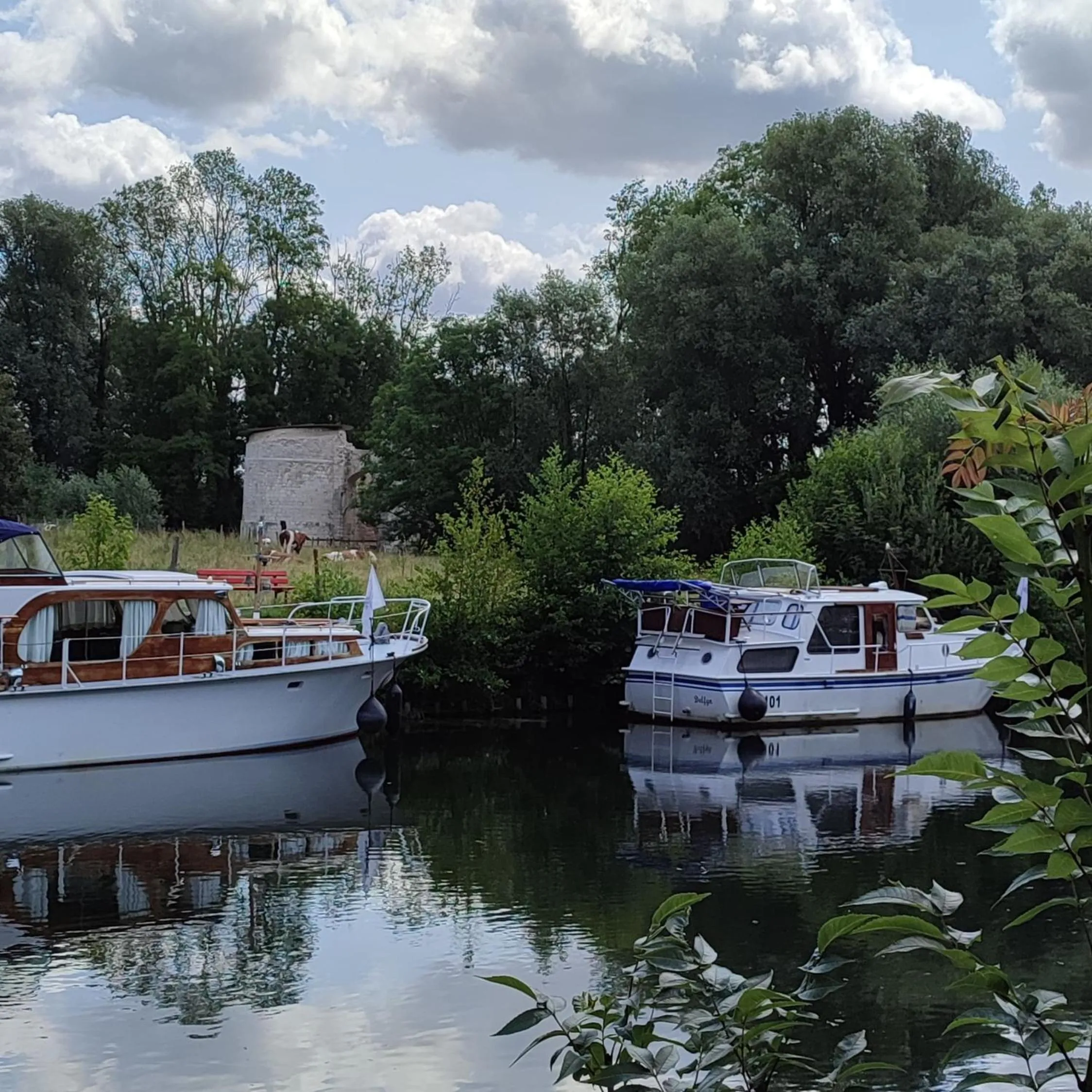 Property building in Sealov- Nuit sur un bateau à quai, halte bucolique entre Pont-Remy et Abbeville