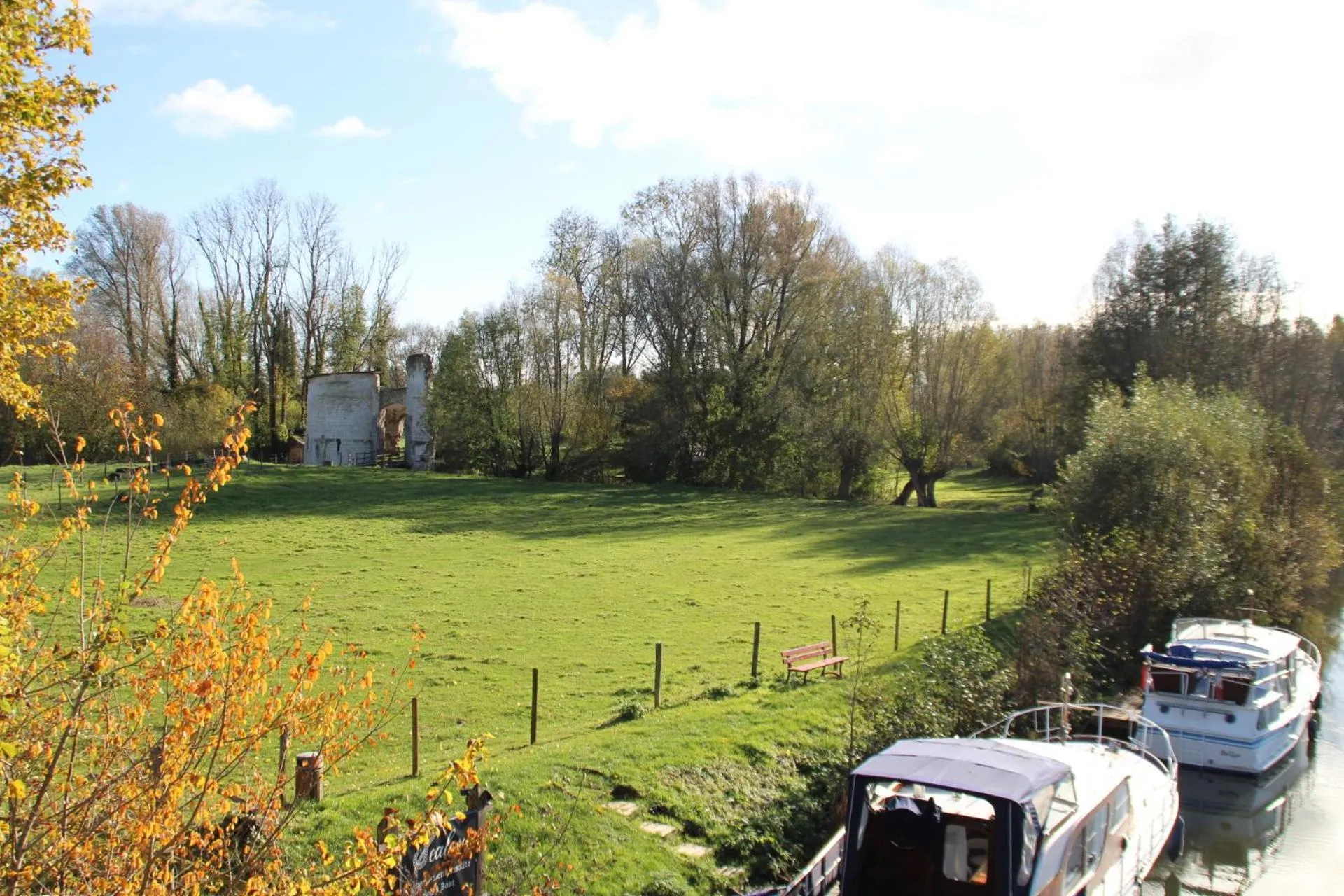Natural landscape in Sealov- Nuit sur un bateau à quai, halte bucolique entre Pont-Remy et Abbeville