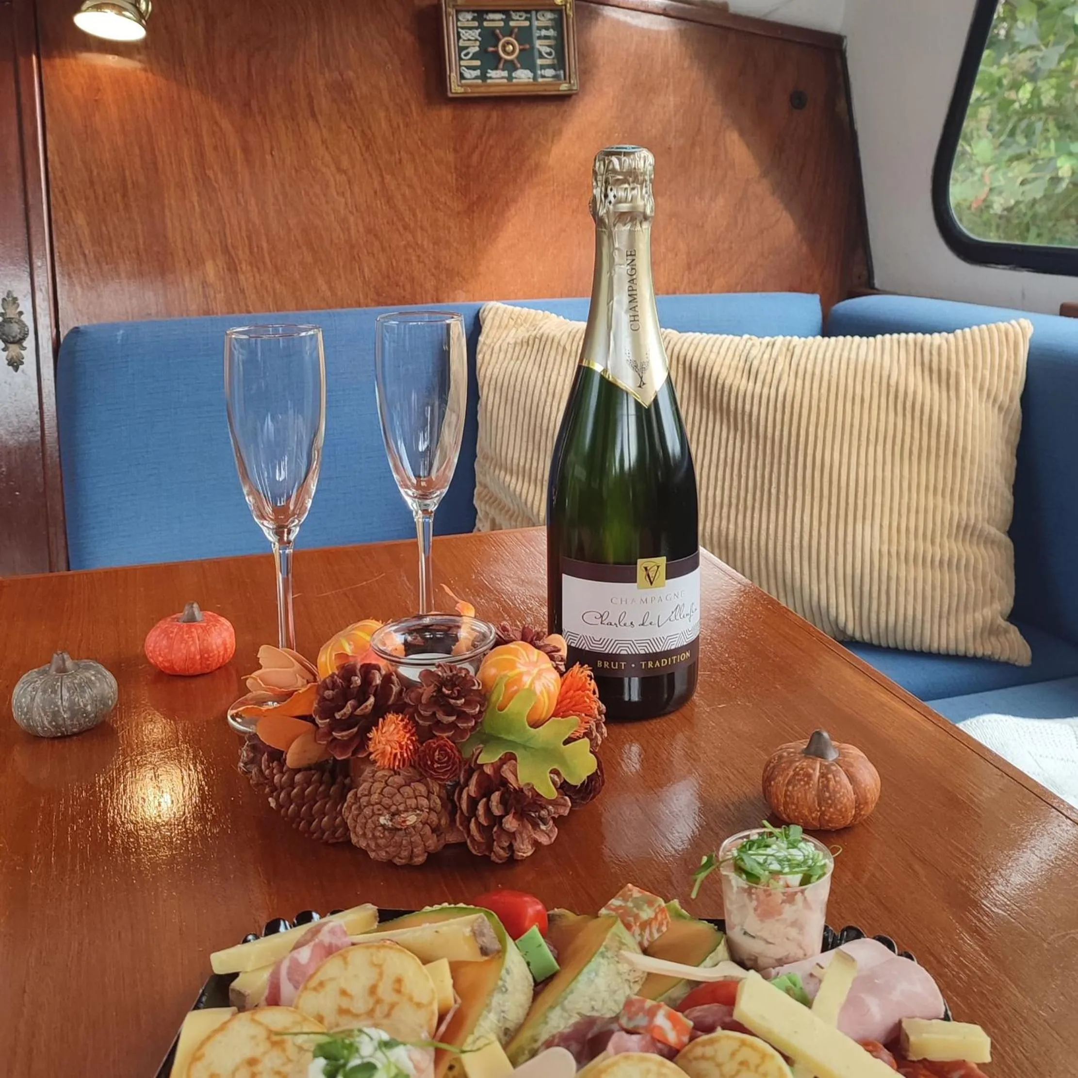 Dining area in Sealov- Nuit sur un bateau à quai, halte bucolique entre Pont-Remy et Abbeville