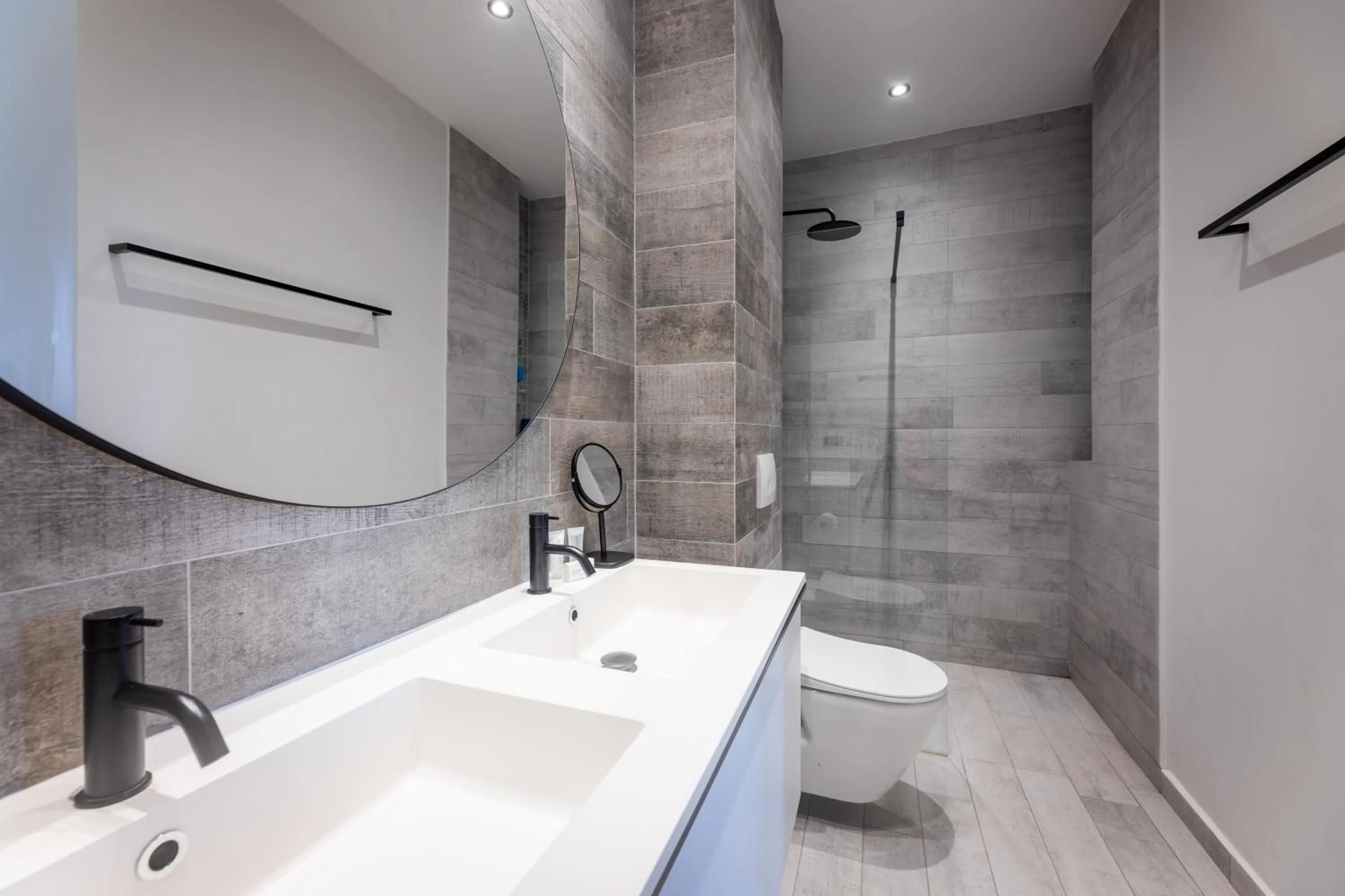 Shower in The Reef - Blue Bay Golf & Beach Resort