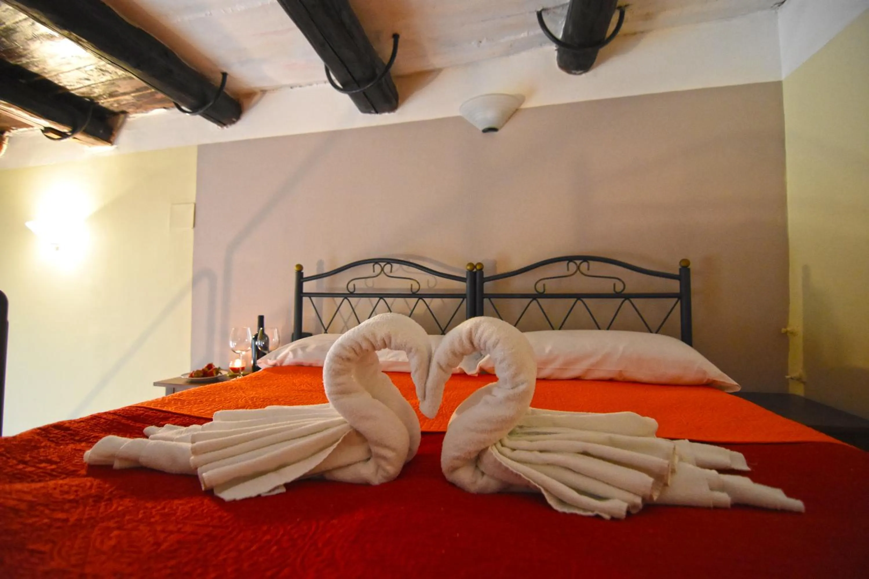 Decorative detail, Bed in Case Così Apartments - Napoli