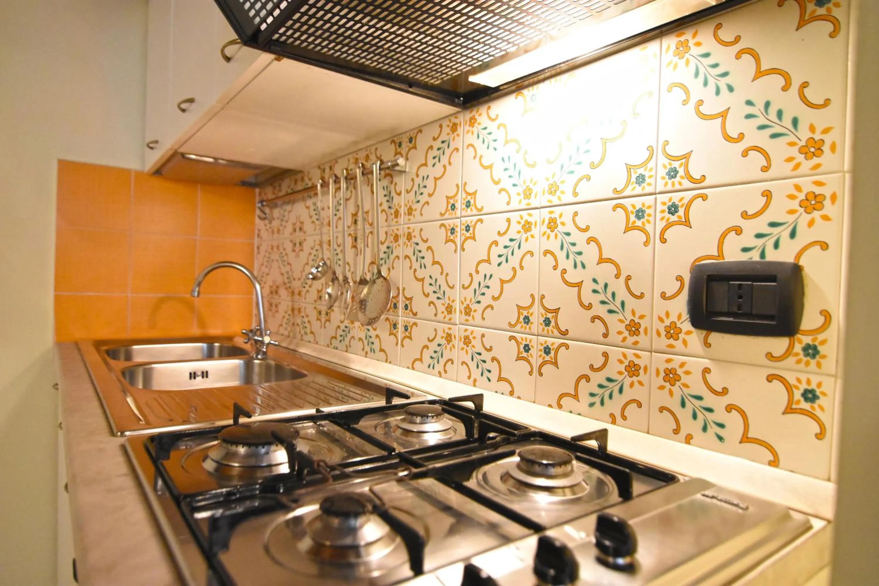 Kitchen or kitchenette in Case Così Apartments - Napoli