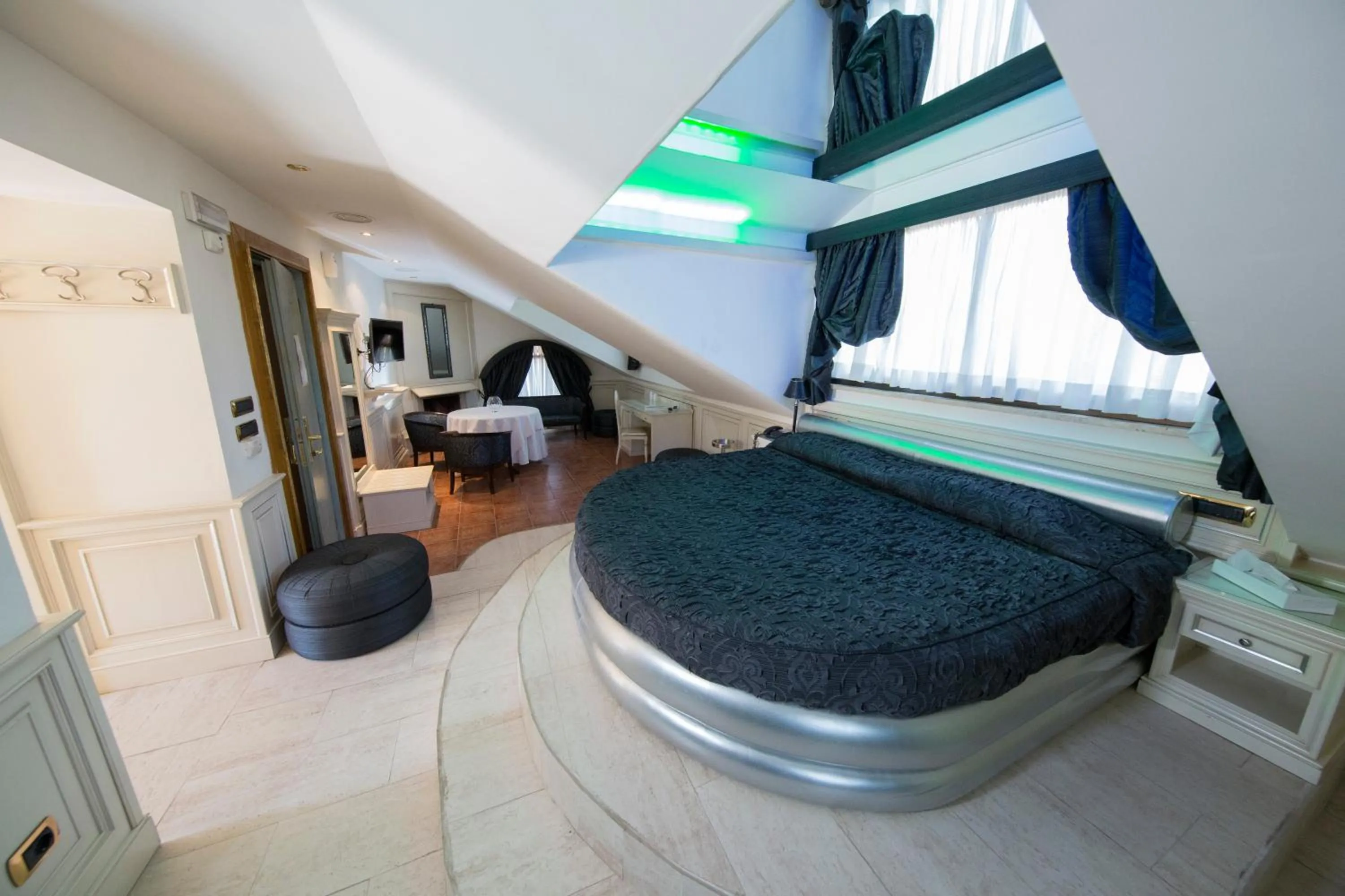 Photo of the whole room, Bed in Mancini Park Hotel