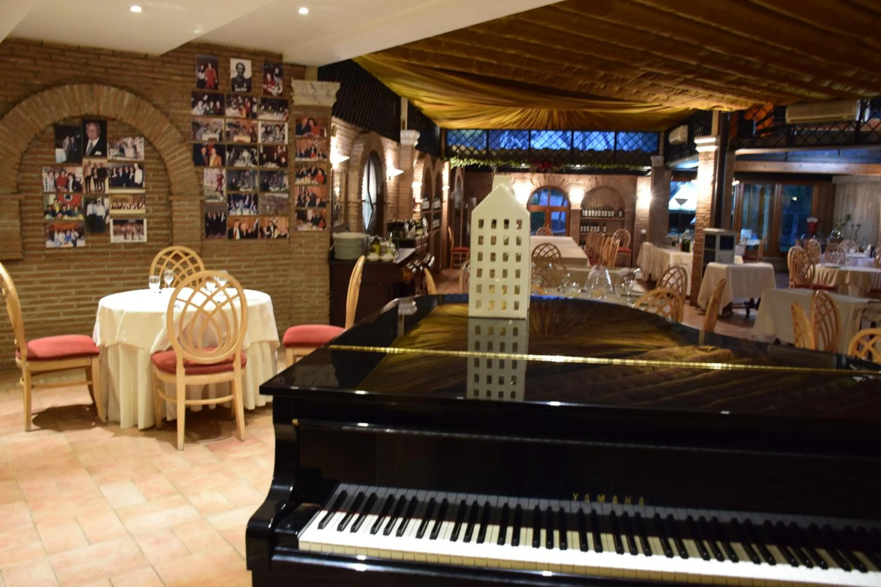 Restaurant/places to eat in Mancini Park Hotel