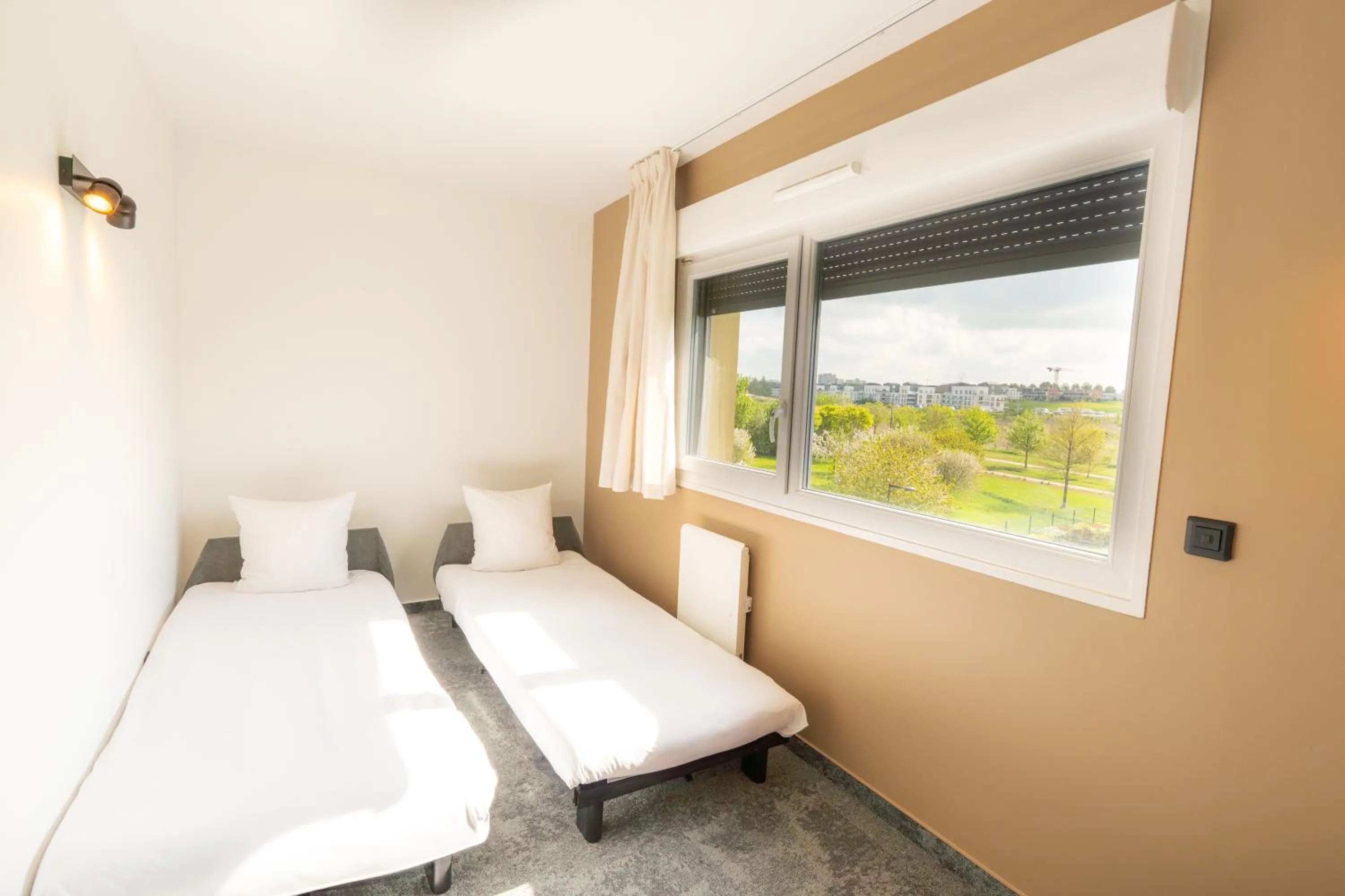 Bed in Hôtel Akena Reims Bezannes