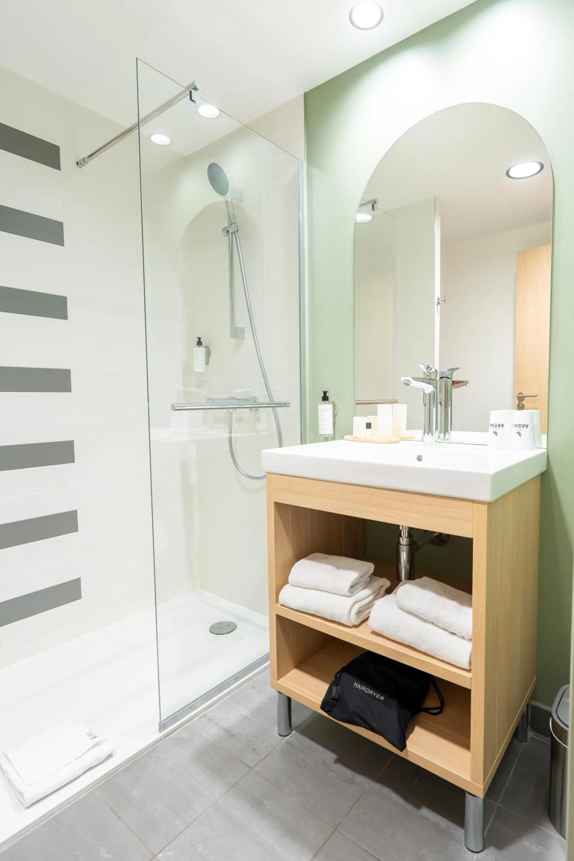 Shower in Hôtel Akena Reims Bezannes