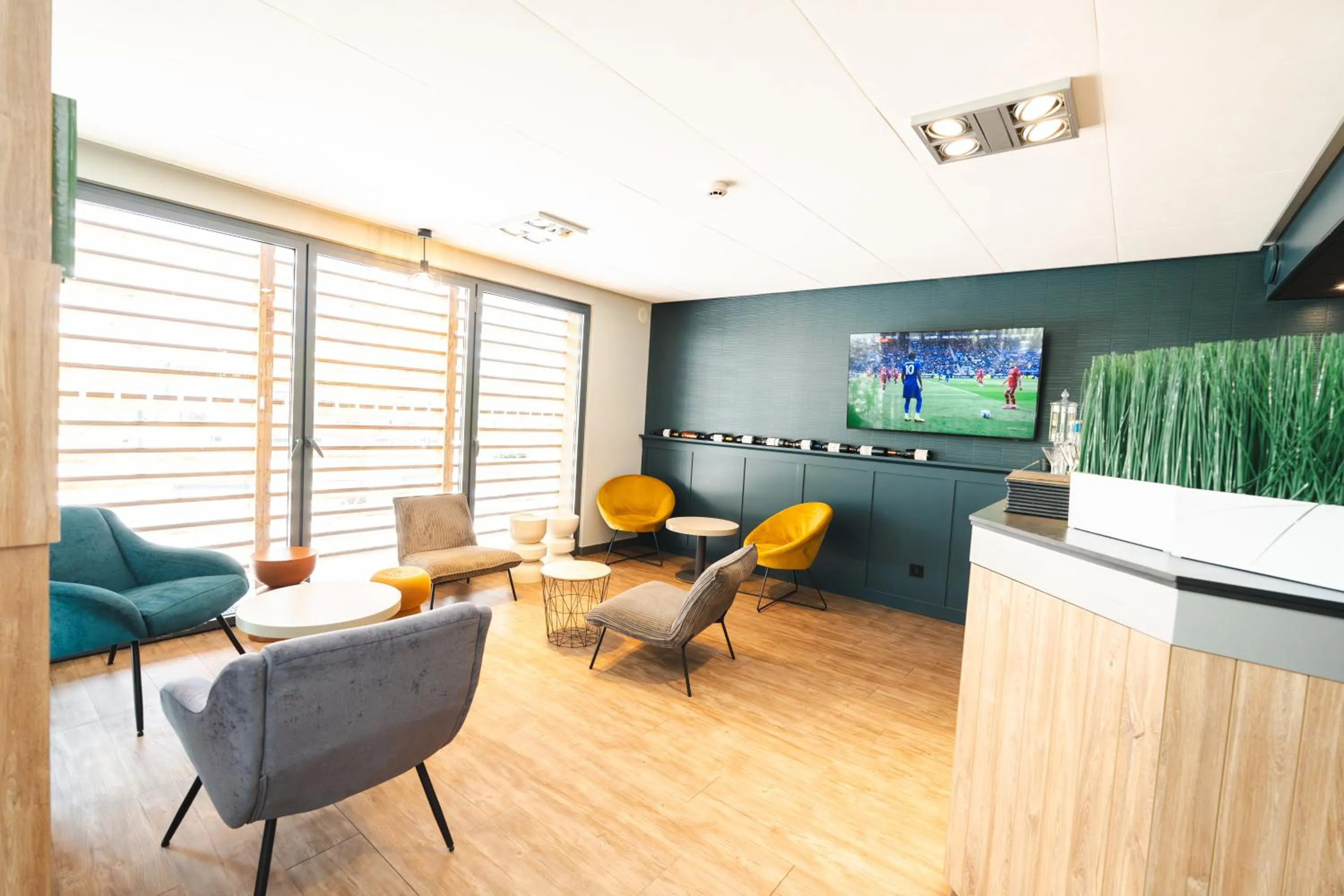 Communal lounge/ TV room in Hôtel Akena Reims Bezannes