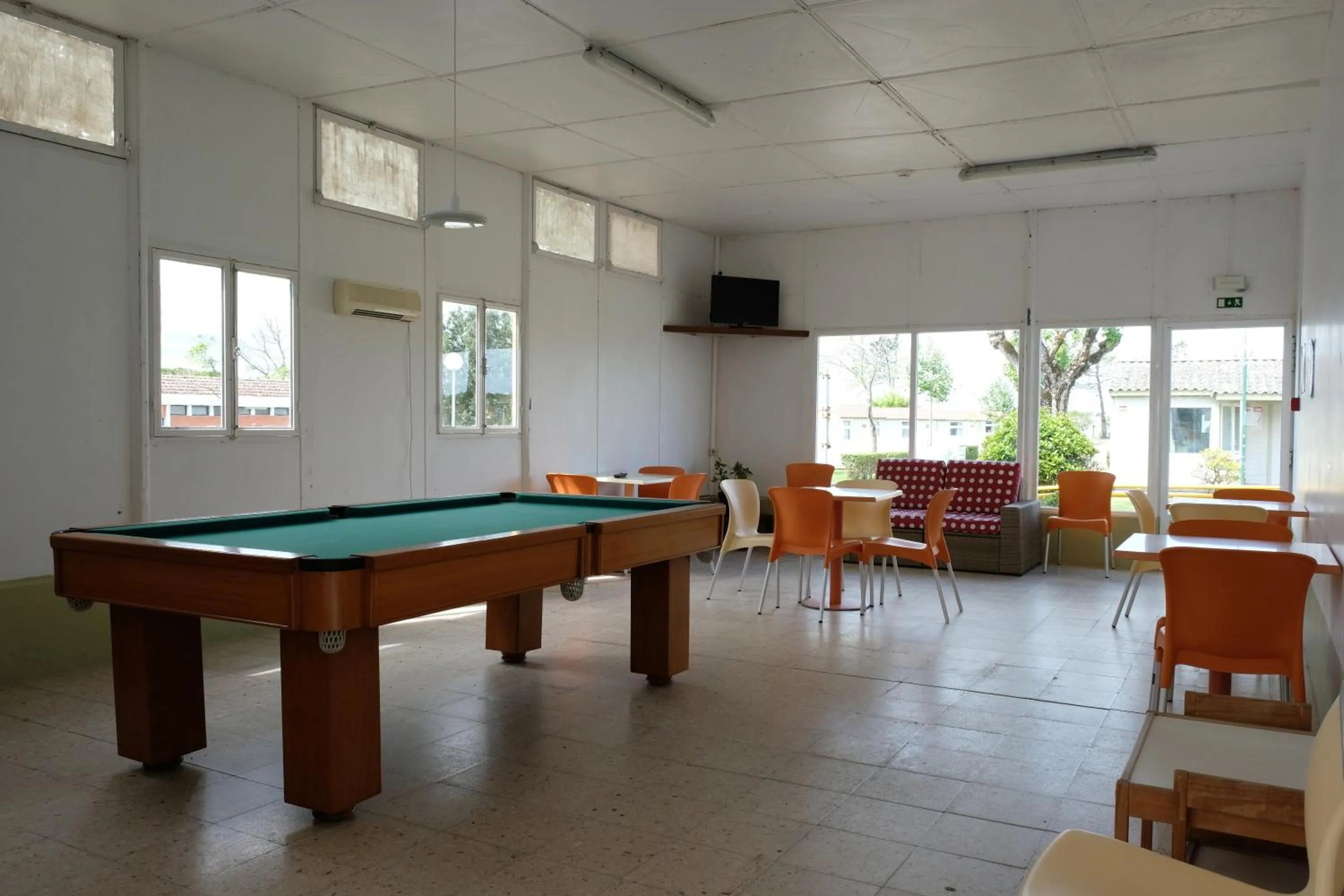 Communal lounge/ TV room in Parque De Campismo Orbitur Gala