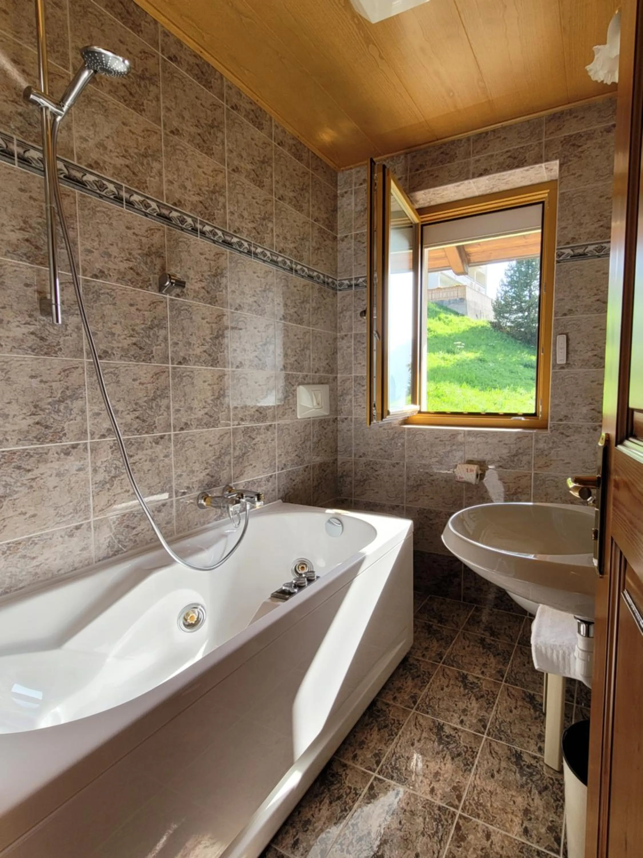 Hot Tub in Hotel Garni Royal