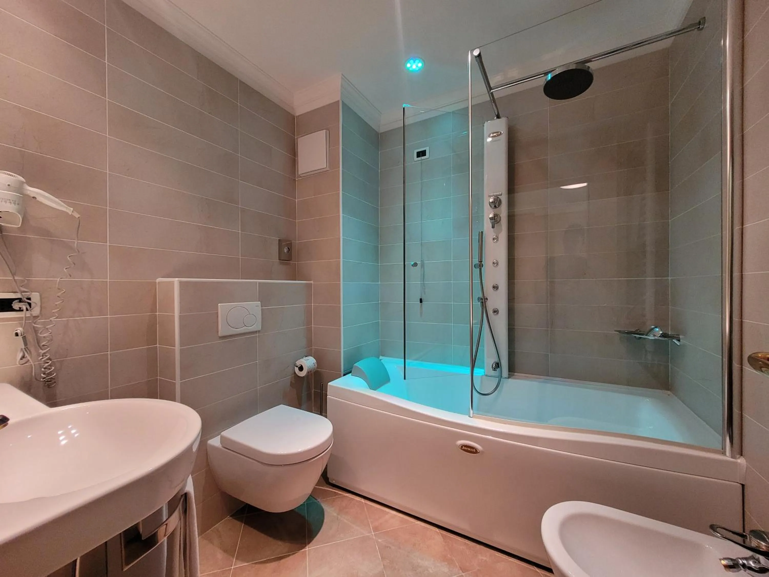 Hot Tub in Hotel Garni Royal