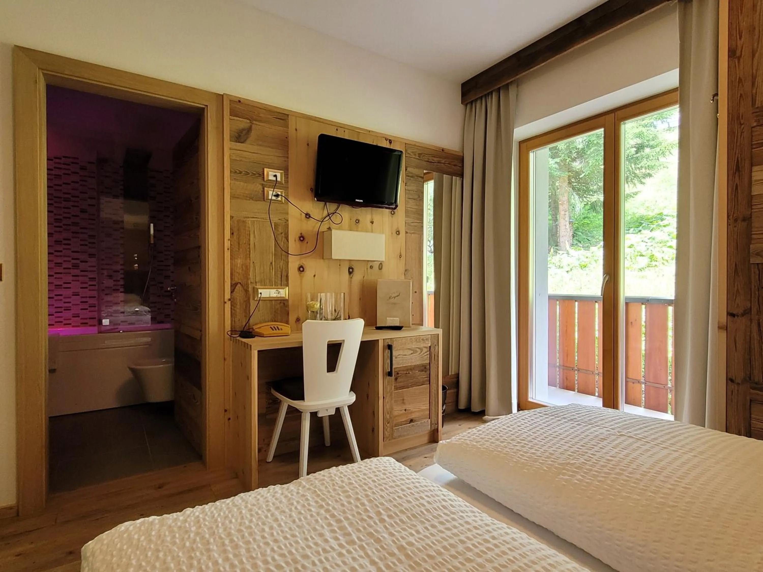 TV and multimedia, Bed in Hotel Garni Royal