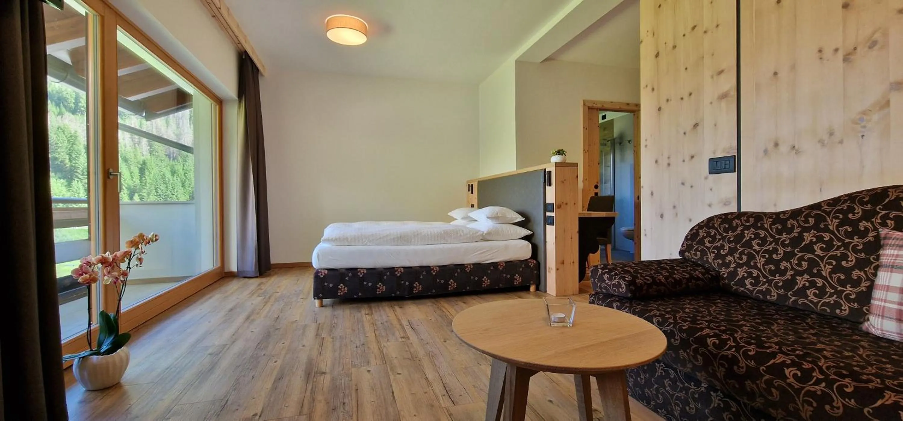 View (from property/room), Bed in Hotel Garni Royal