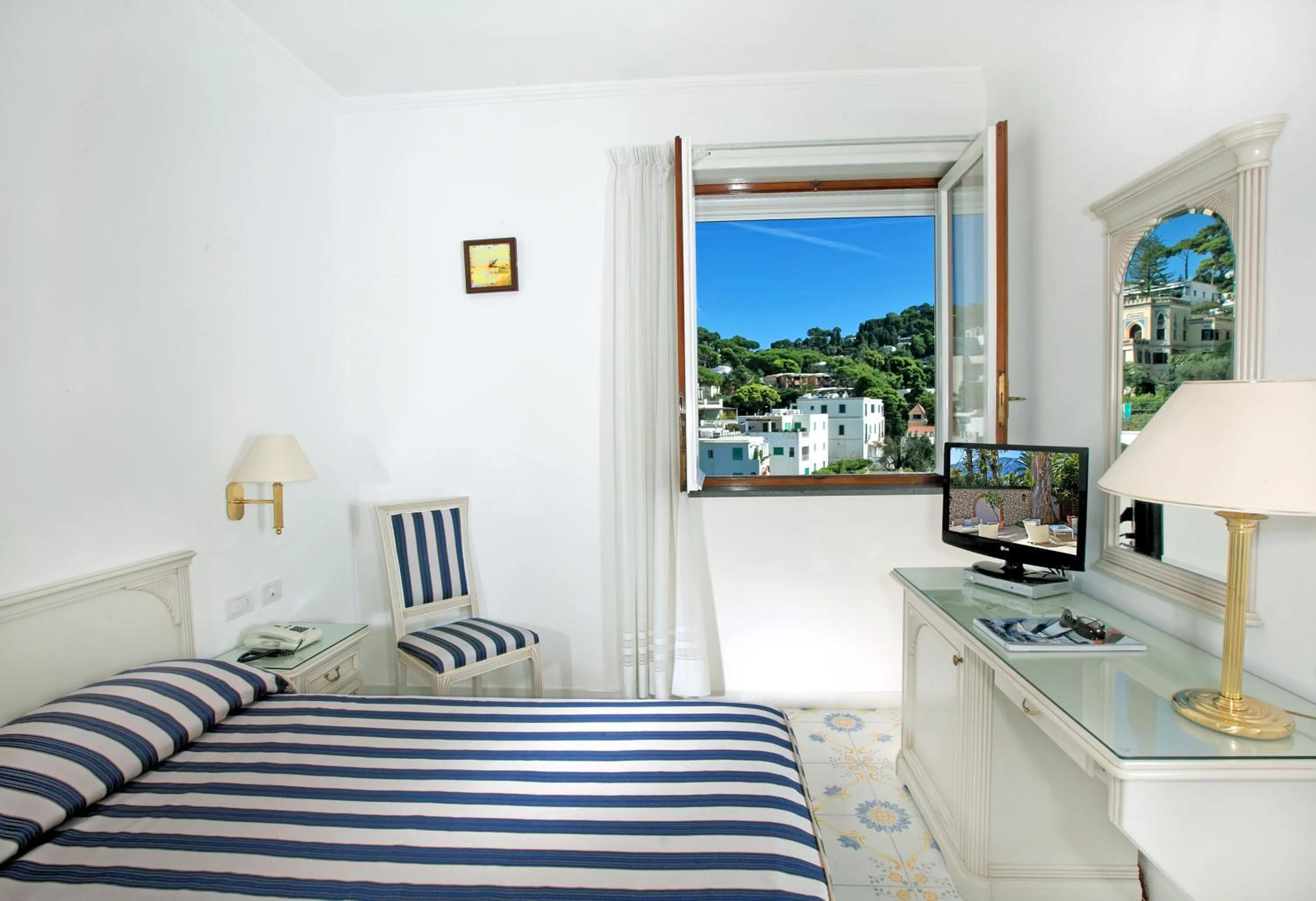 Photo of the whole room, Bed in Hotel Syrene