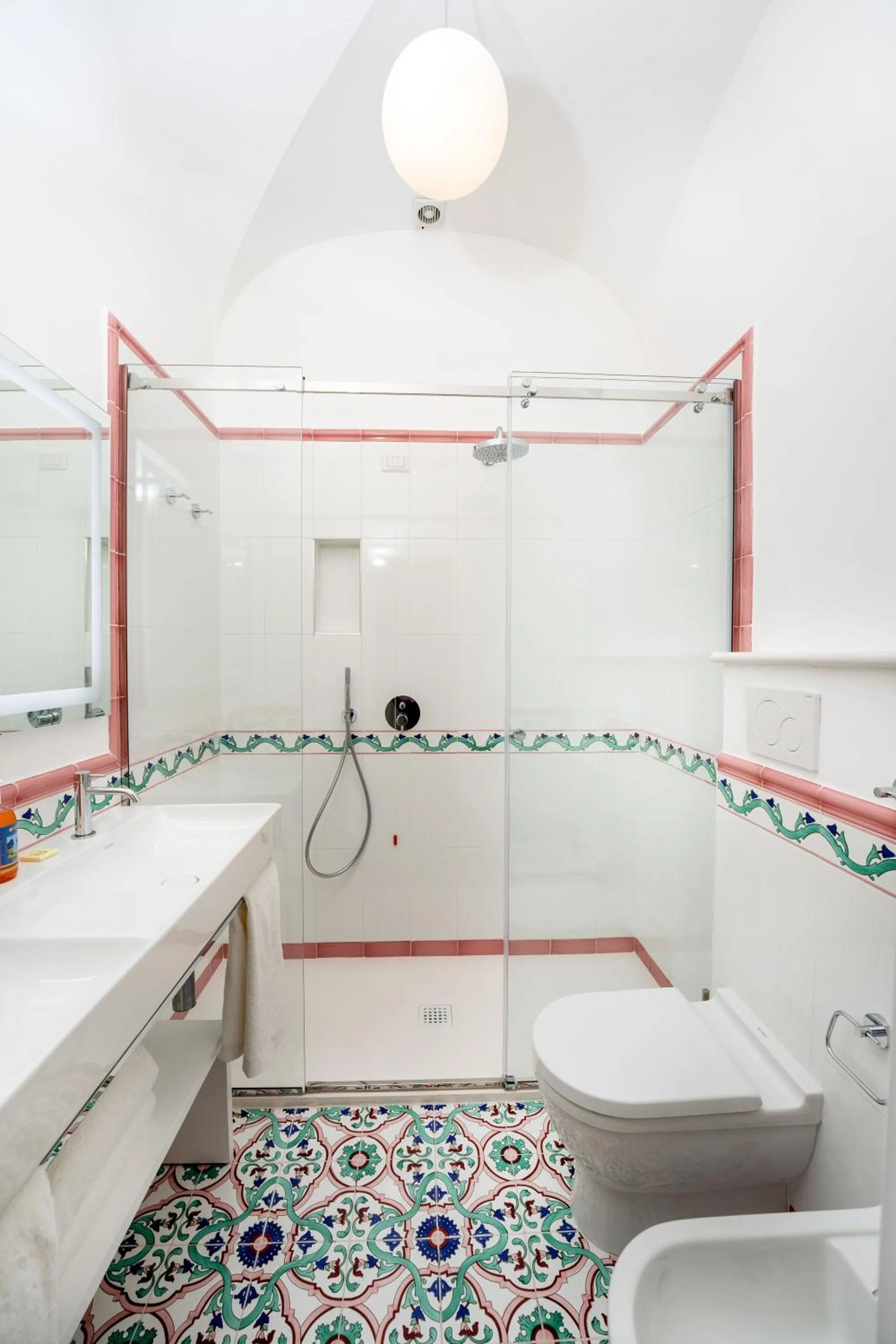 Shower in Hotel Syrene