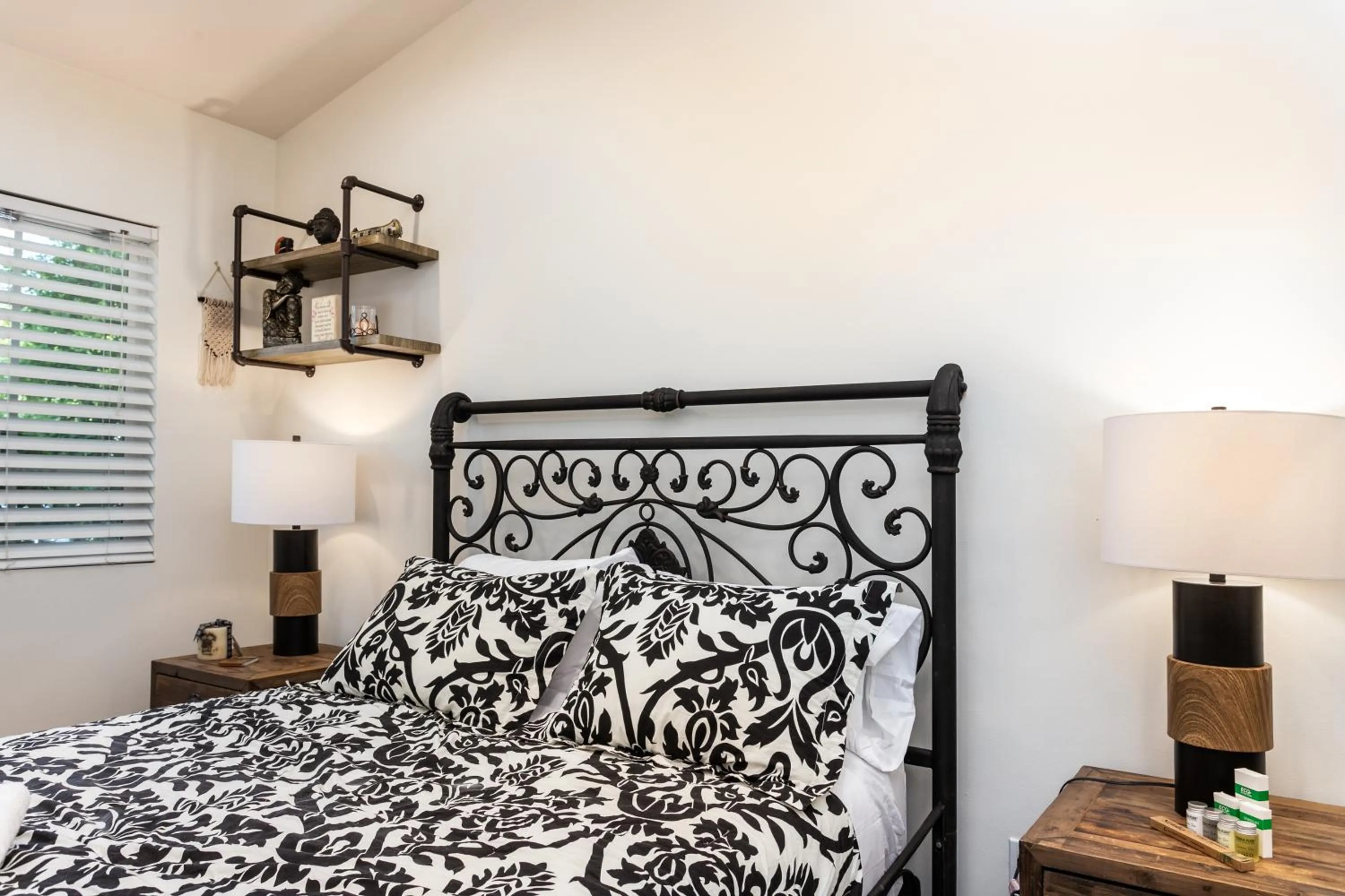 Bed in Villa Sausalito - Newly Designed 4BR HOUSE & POOL by Topanga