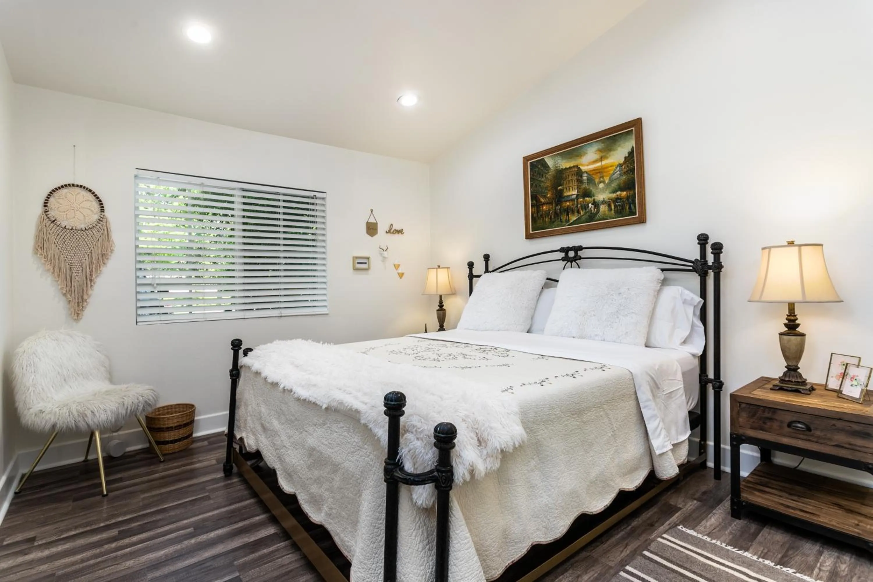 Bed in Villa Sausalito - Newly Designed 4BR HOUSE & POOL by Topanga