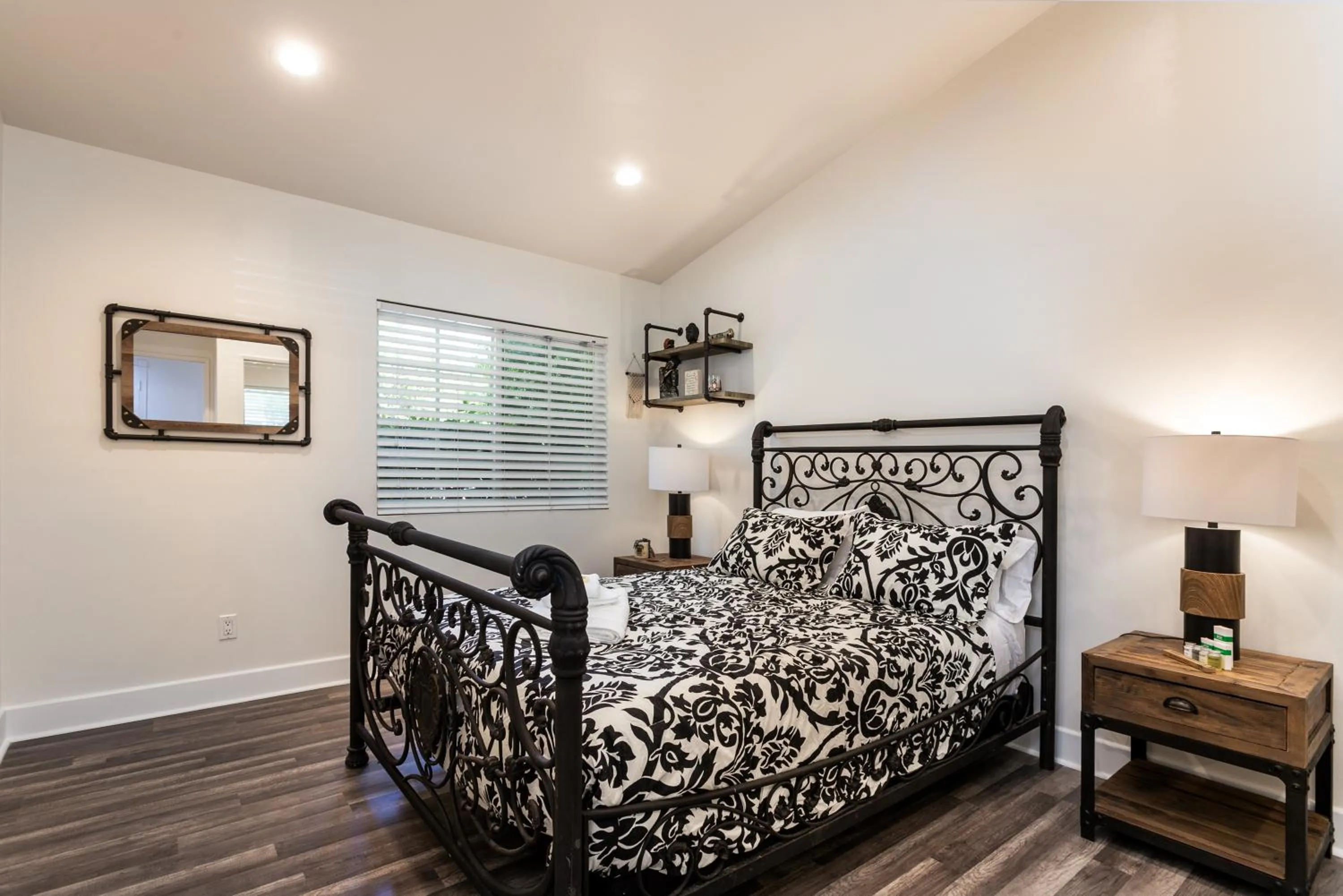 Bed in Villa Sausalito - Newly Designed 4BR HOUSE & POOL by Topanga