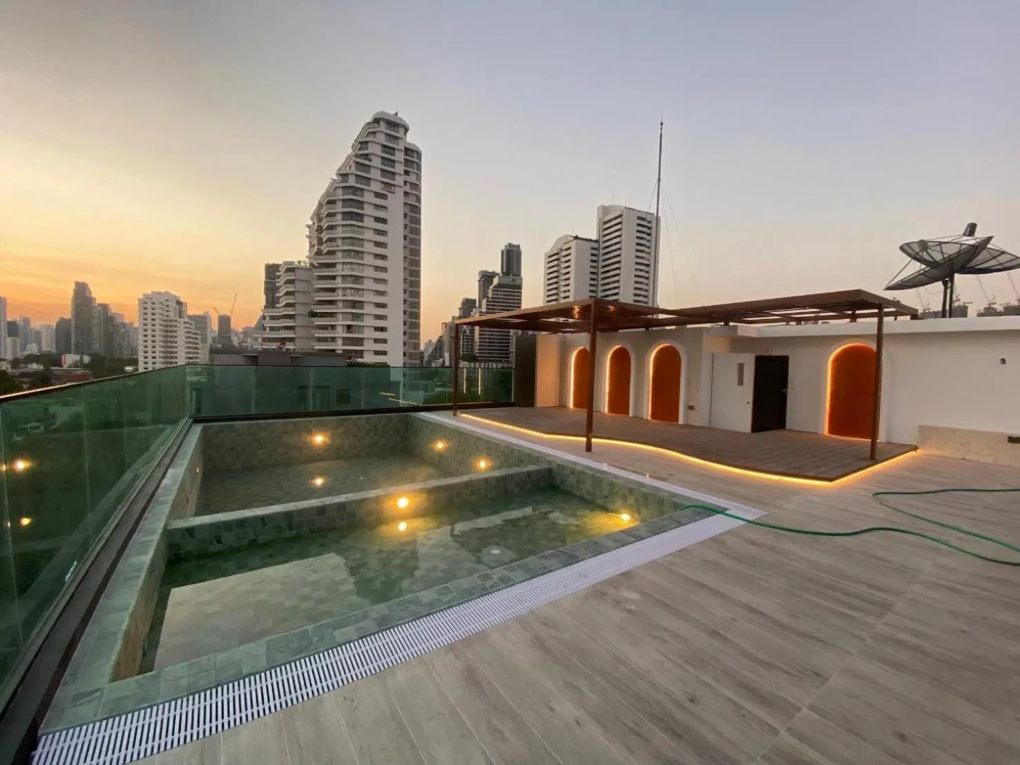 Restaurant/places to eat in Ramada Ekamai