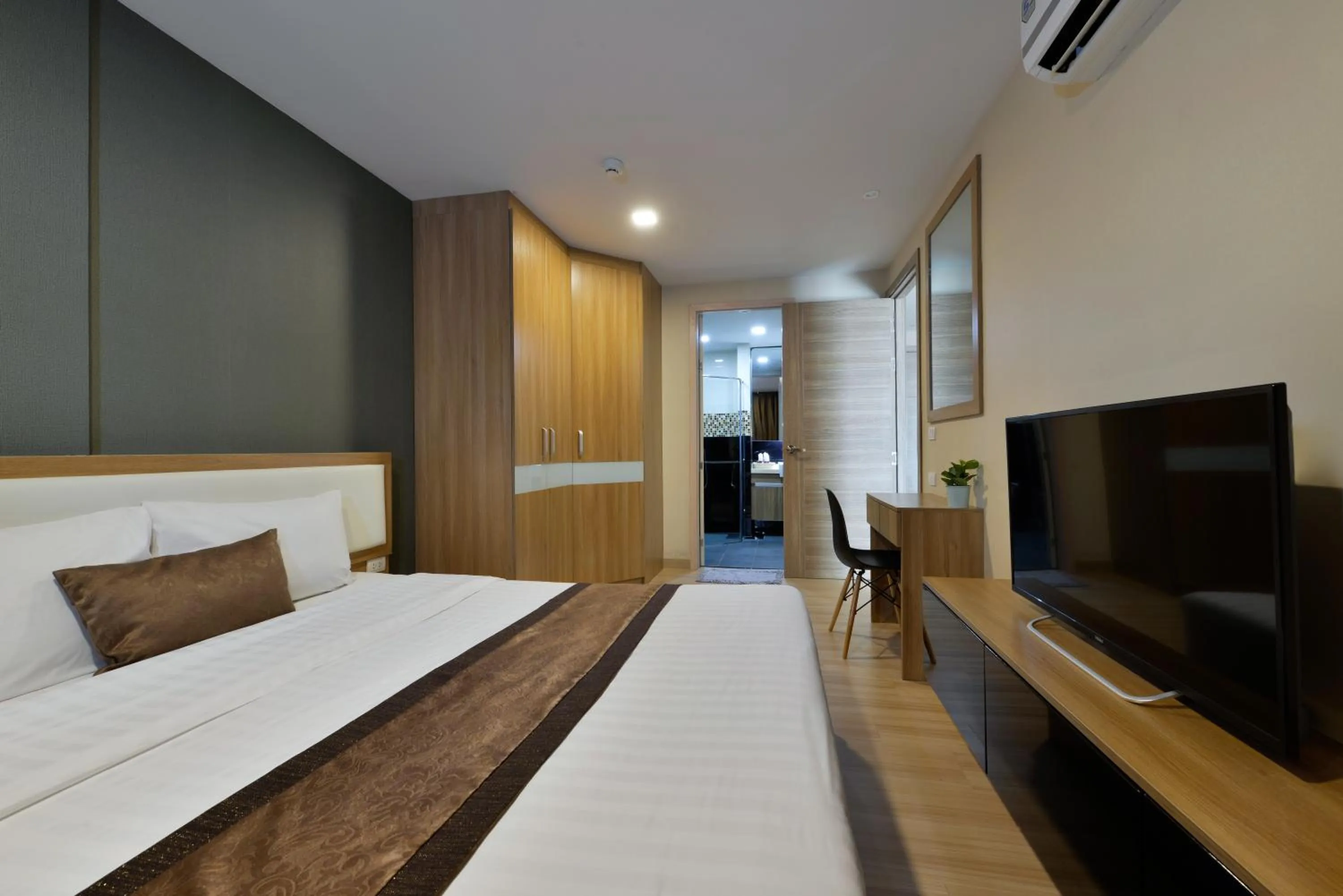 Bedroom, Bed in Ramada by Wyndham Bangkok Ten Ekamai Residences
