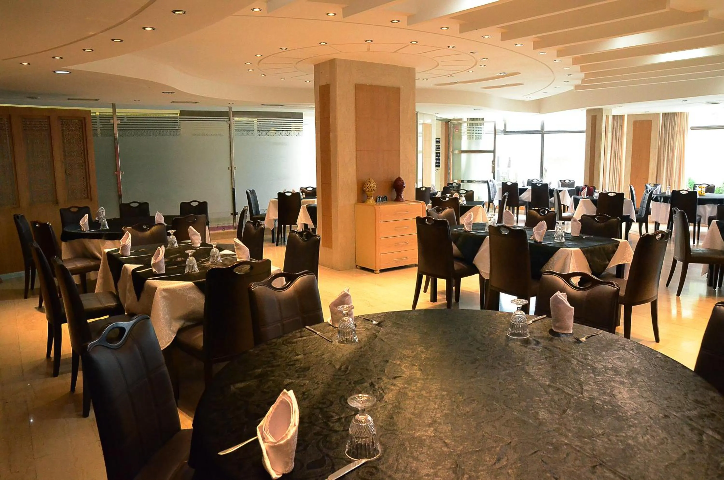 Restaurant/places to eat in Hotel Chams